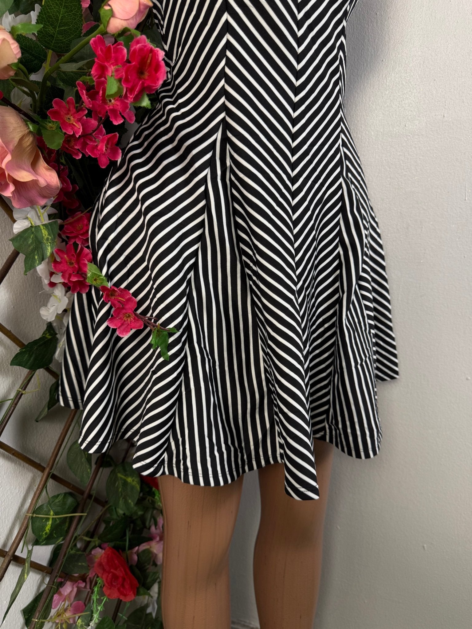 Robe courte évasée sans manche  - Perluna Store - kinshasa