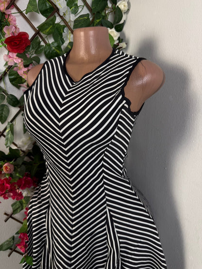 Robe courte évasée sans manche  - Perluna Store - kinshasa