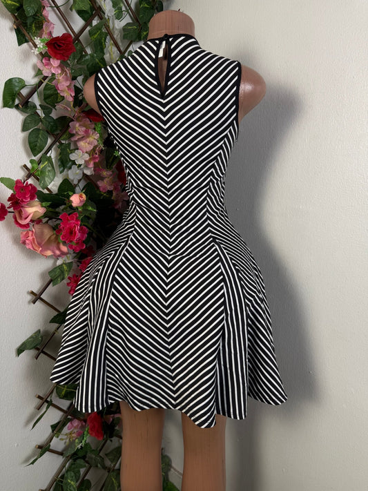 Robe courte évasée sans manche  - Perluna Store - kinshasa