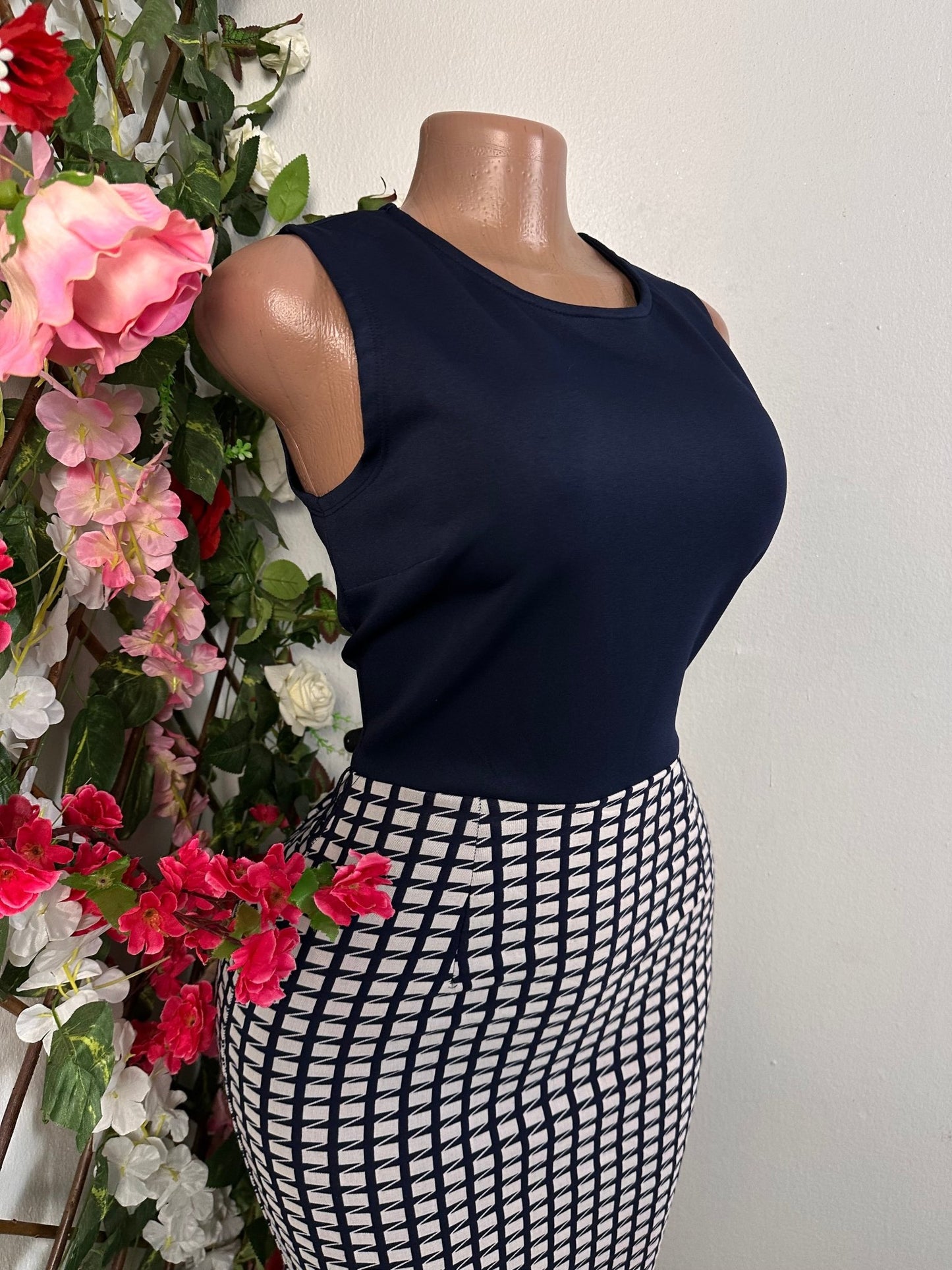 Robe crayon sans manche à colle rond - Perluna Store - kinshasa