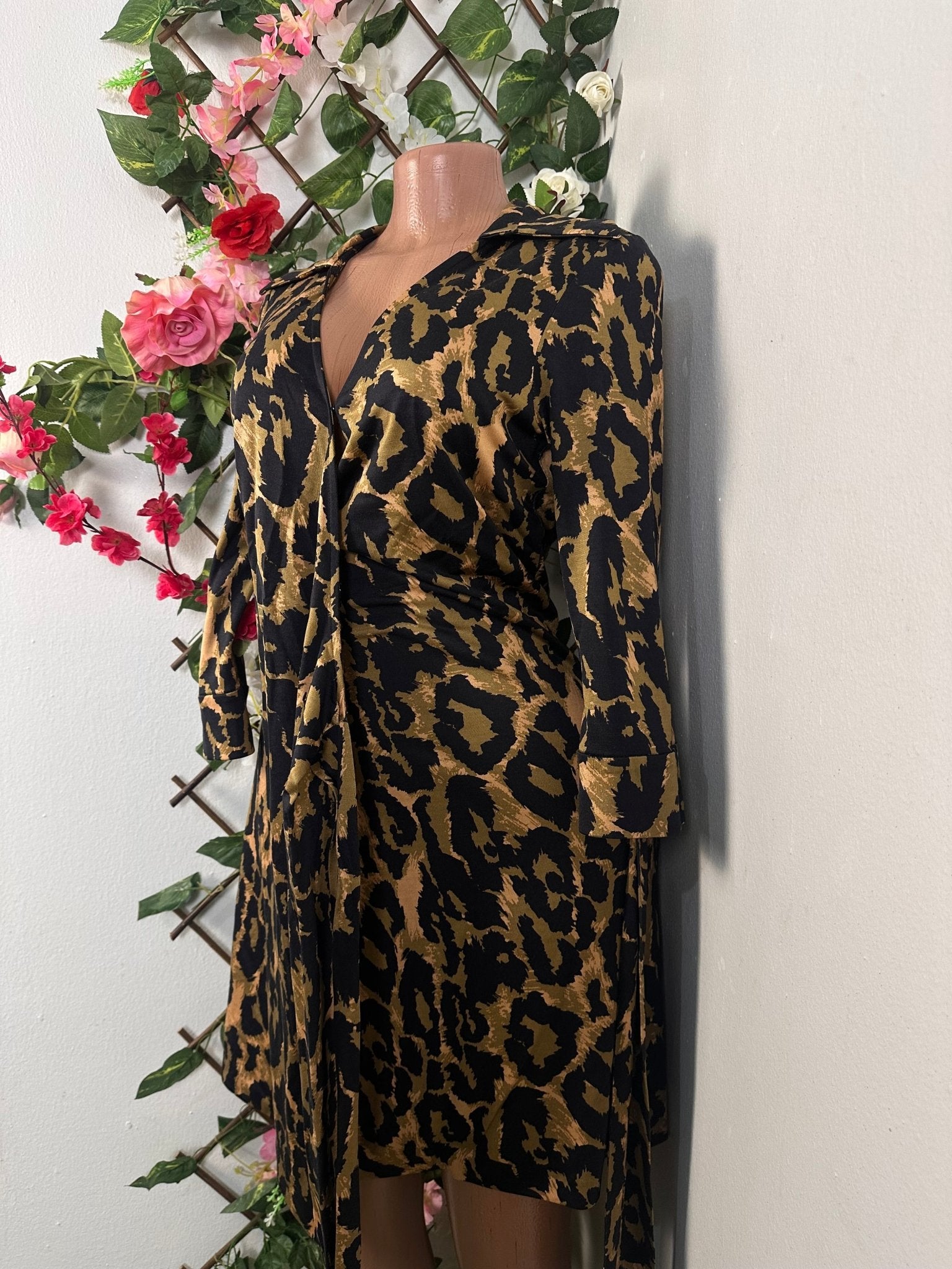 Robe croisée décolleté en V imprimé léopard avec manche mi longue - Perluna Store - kinshasa