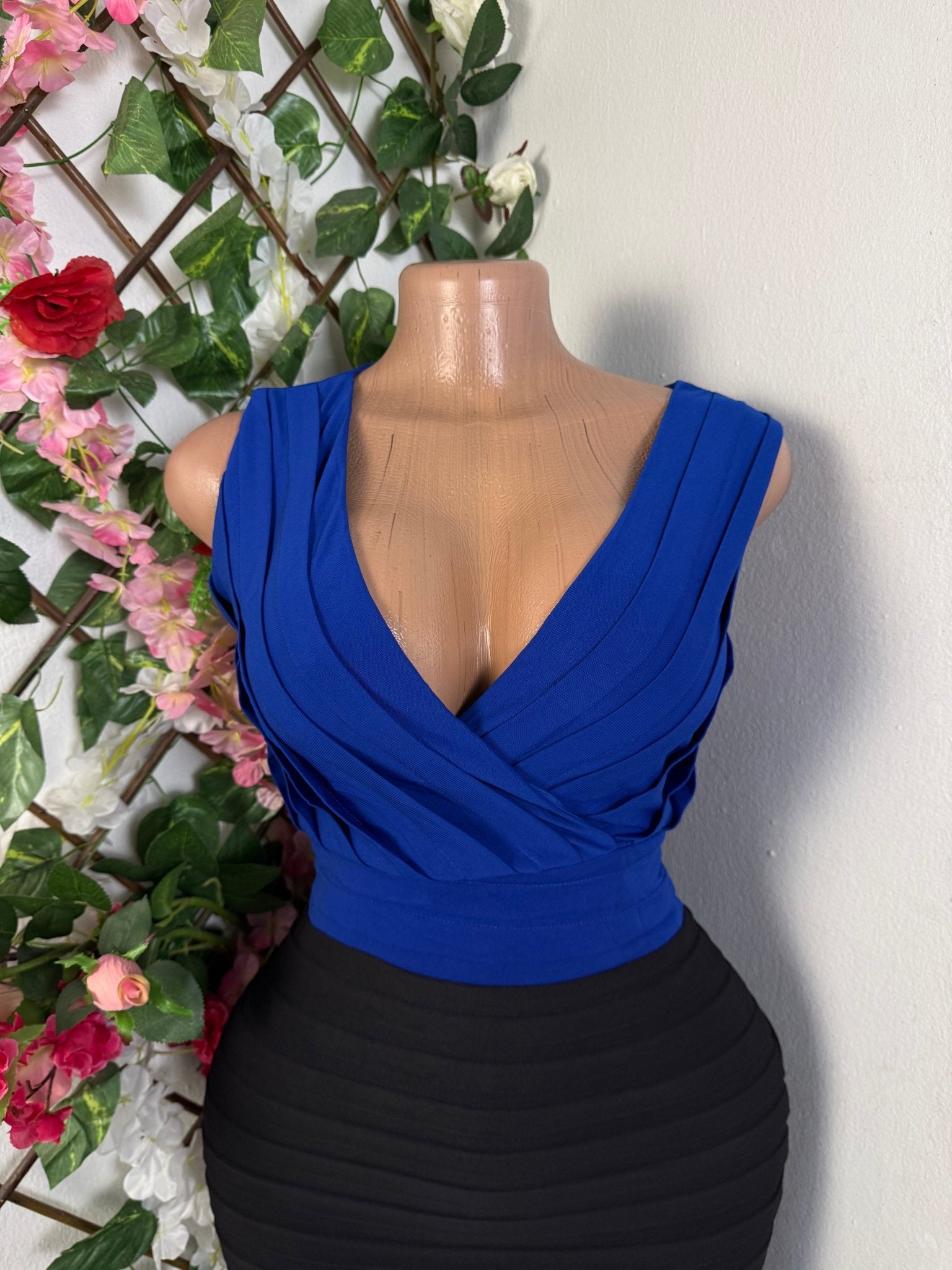 Robe décolletée à colle V sans manches - Perluna Store - kinshasa