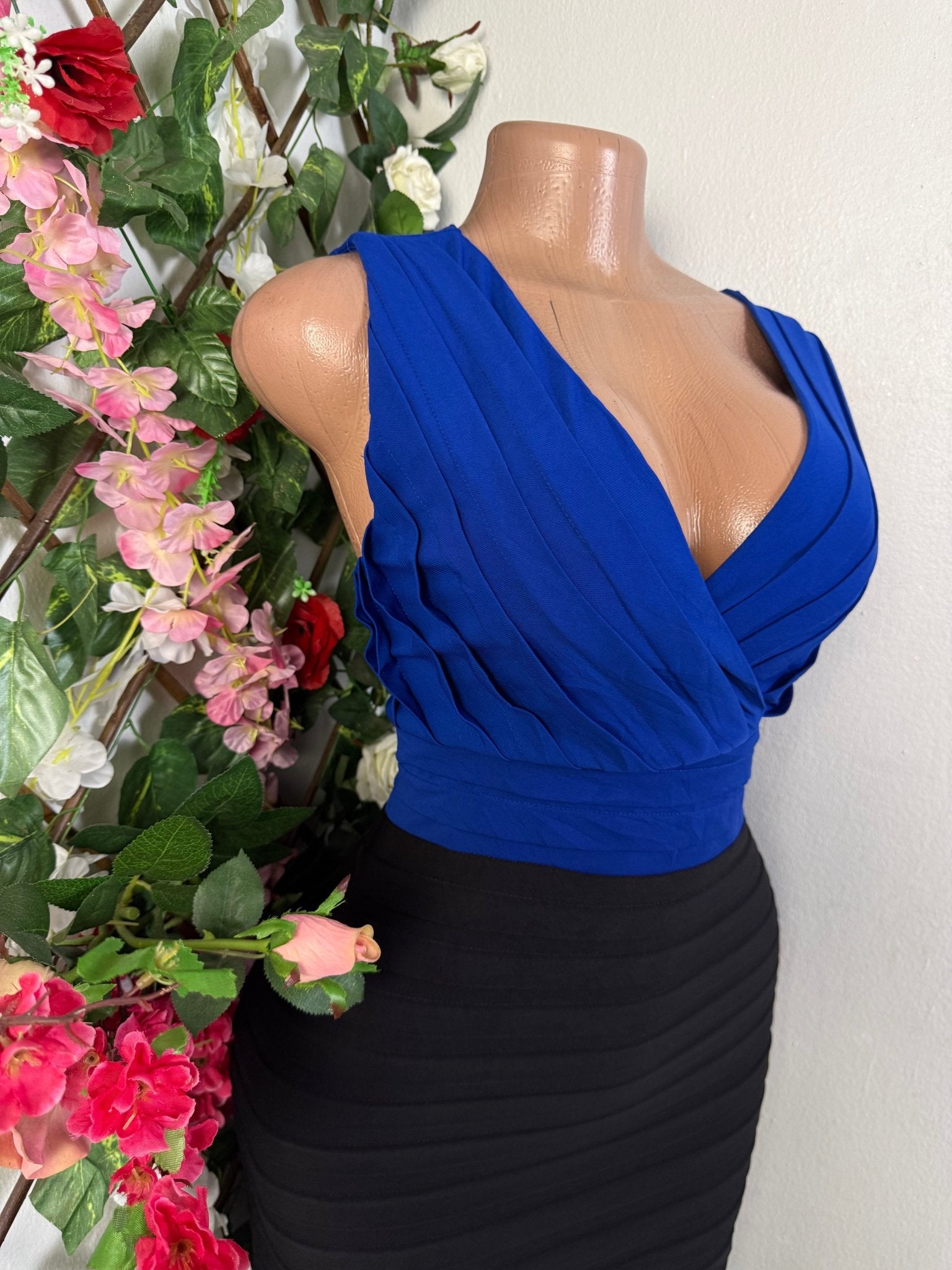 Robe décolletée à colle V sans manches - Perluna Store - kinshasa