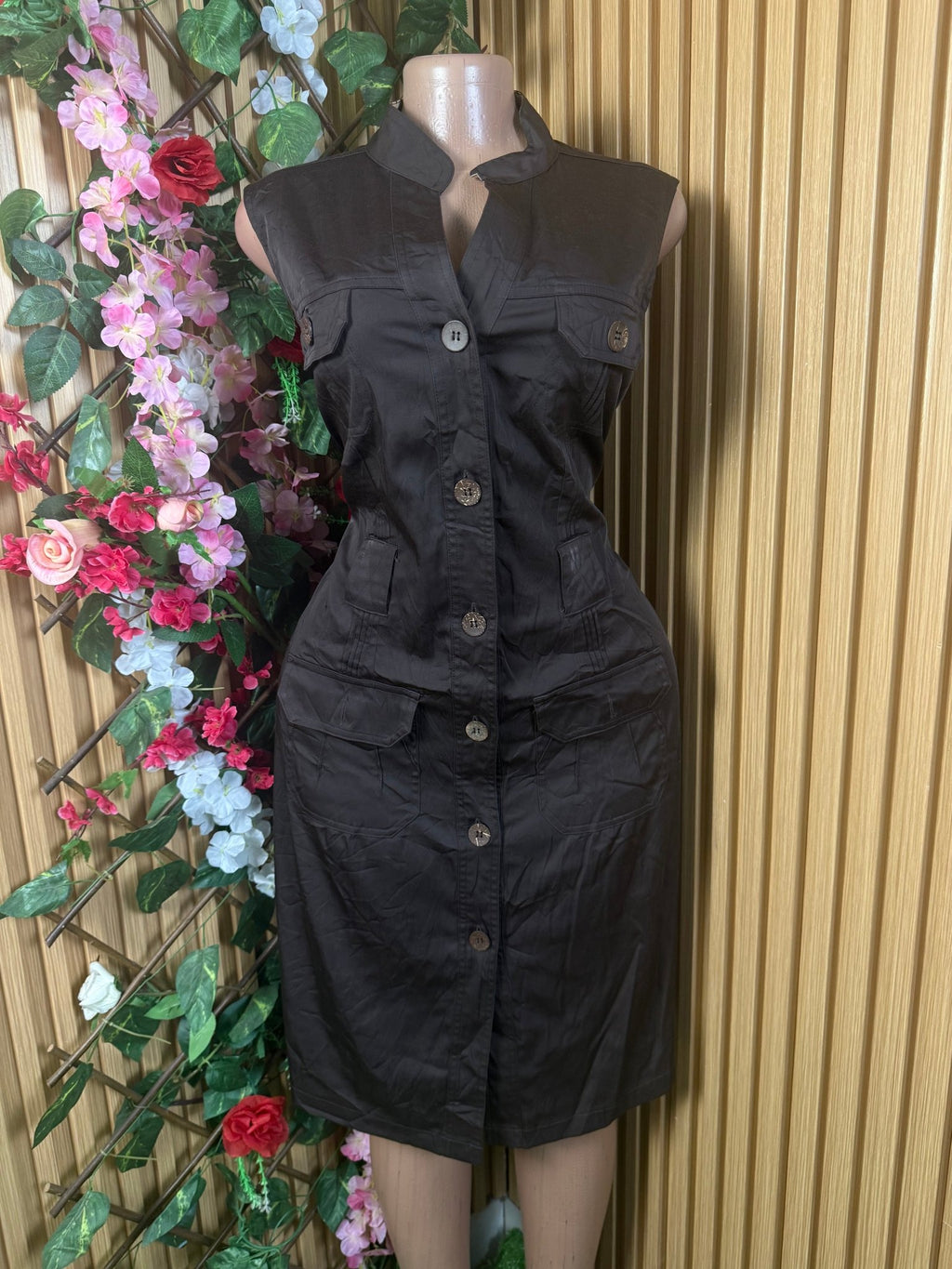 Robe droite à  bouttons sans manches décolléctée - Perluna Store