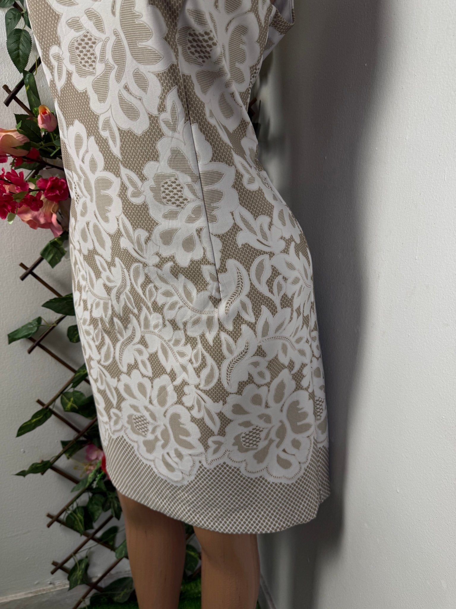 Robe droite a broderie florale sans manche - Perluna Store - kinshasa