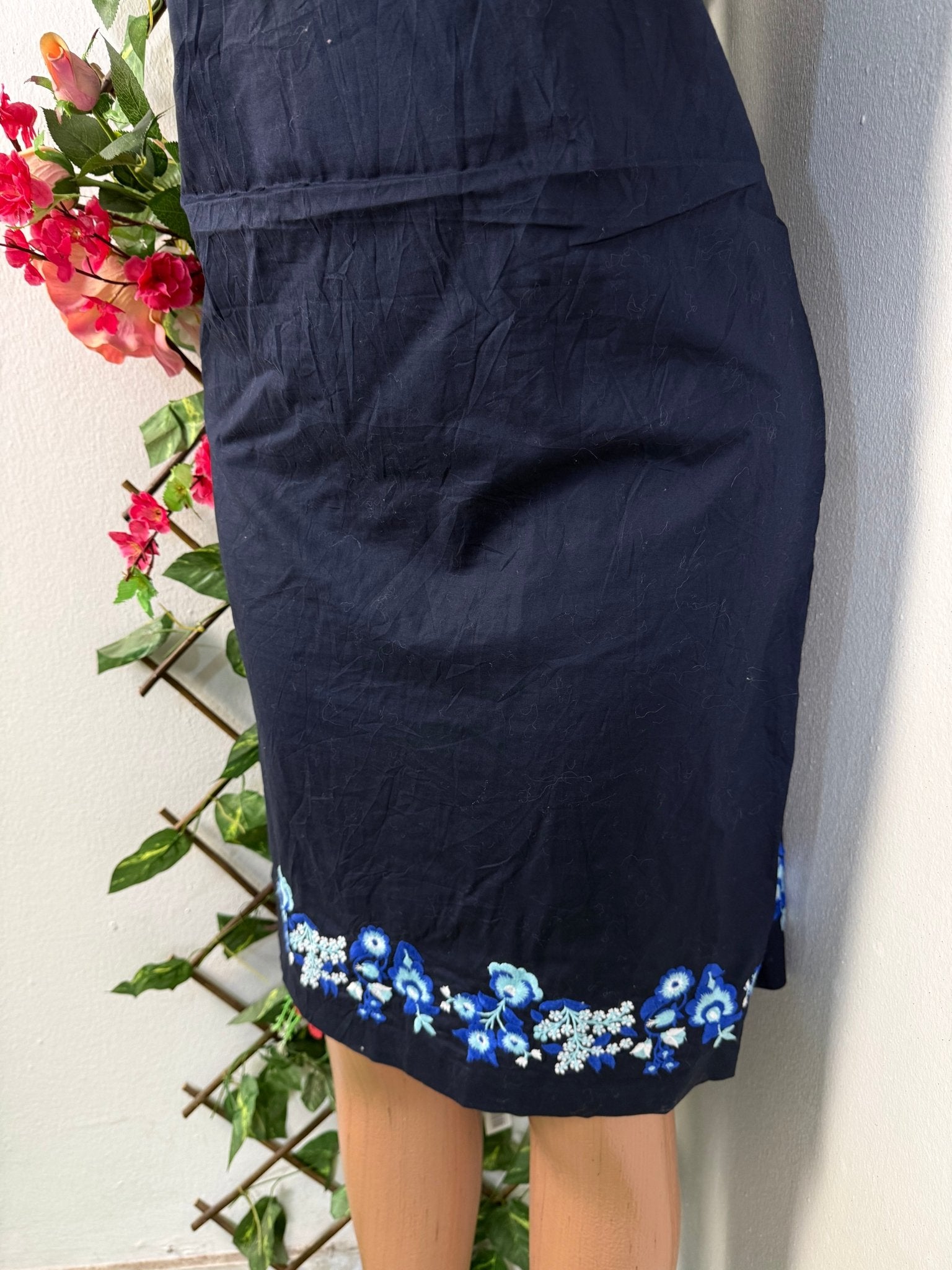 Robe droite à colle rond sans manche - Perluna Store - kinshasa