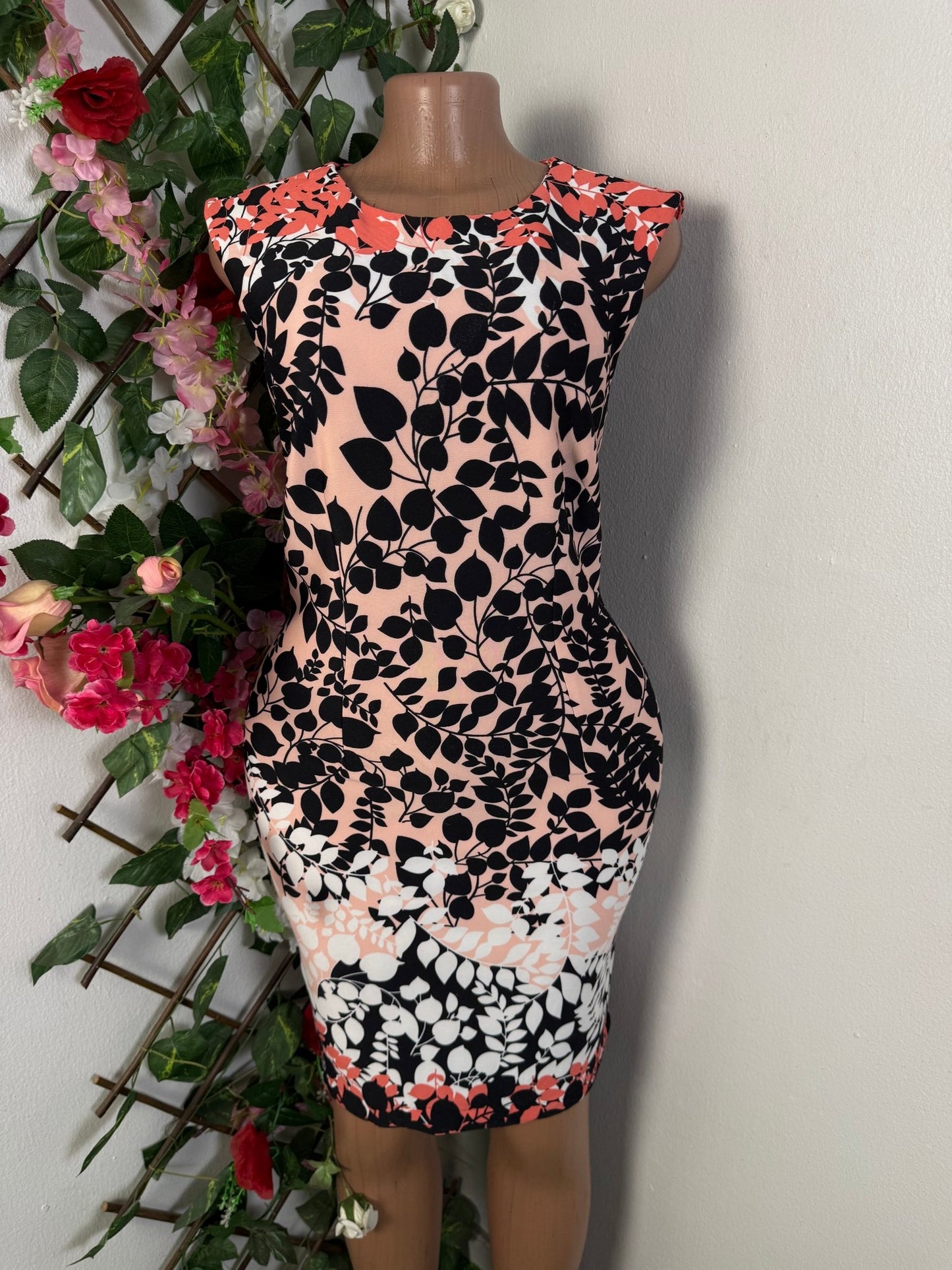 Robe droite colle rond sans manche  - Perluna Store - kinshasa