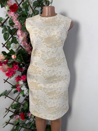 robe droite colle rond sans manche - Perluna Store - kinshasa