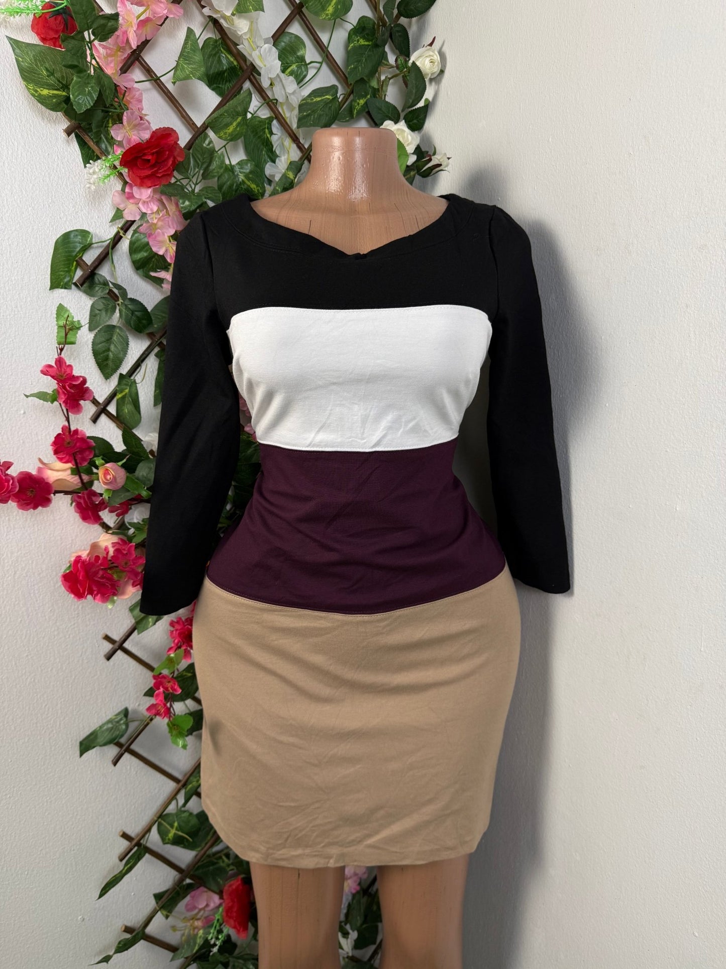 Robe droite courte à décolleté rond manche 3/4 - Perluna Store - kinshasa