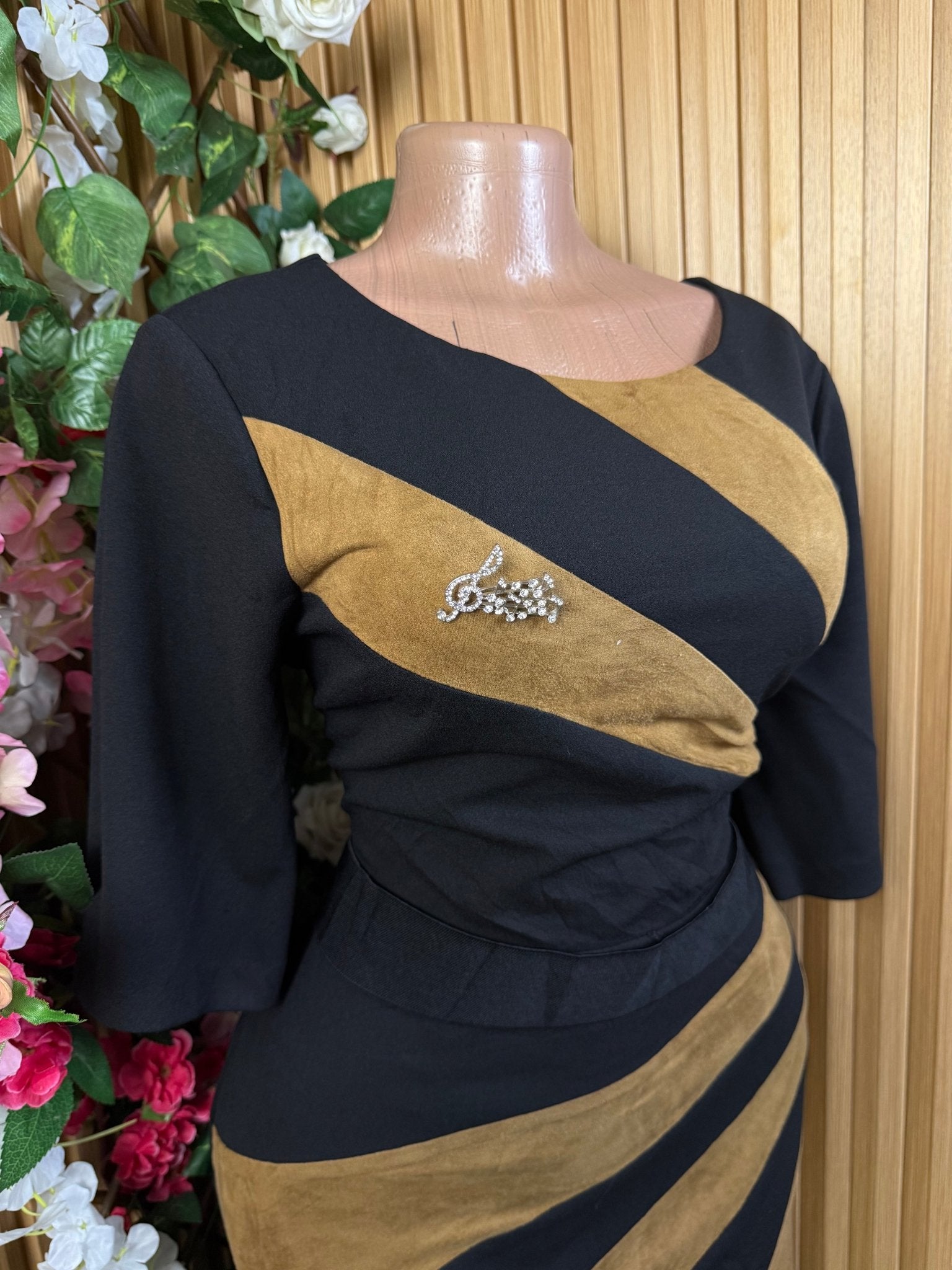 Robe droite  manches 3/4 décollectéé - Perluna Store