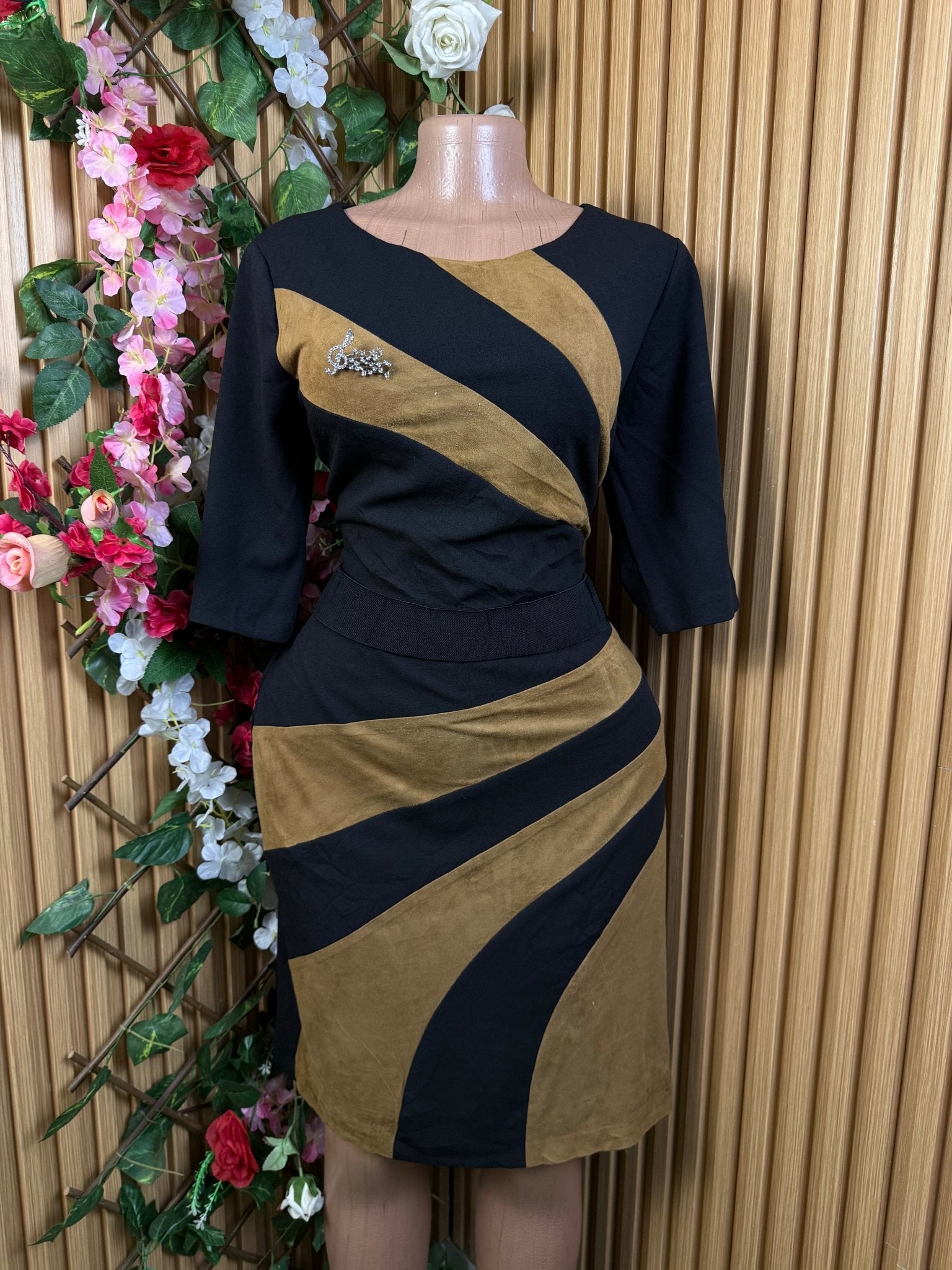 Robe droite  manches 3/4 décollectéé - Perluna Store
