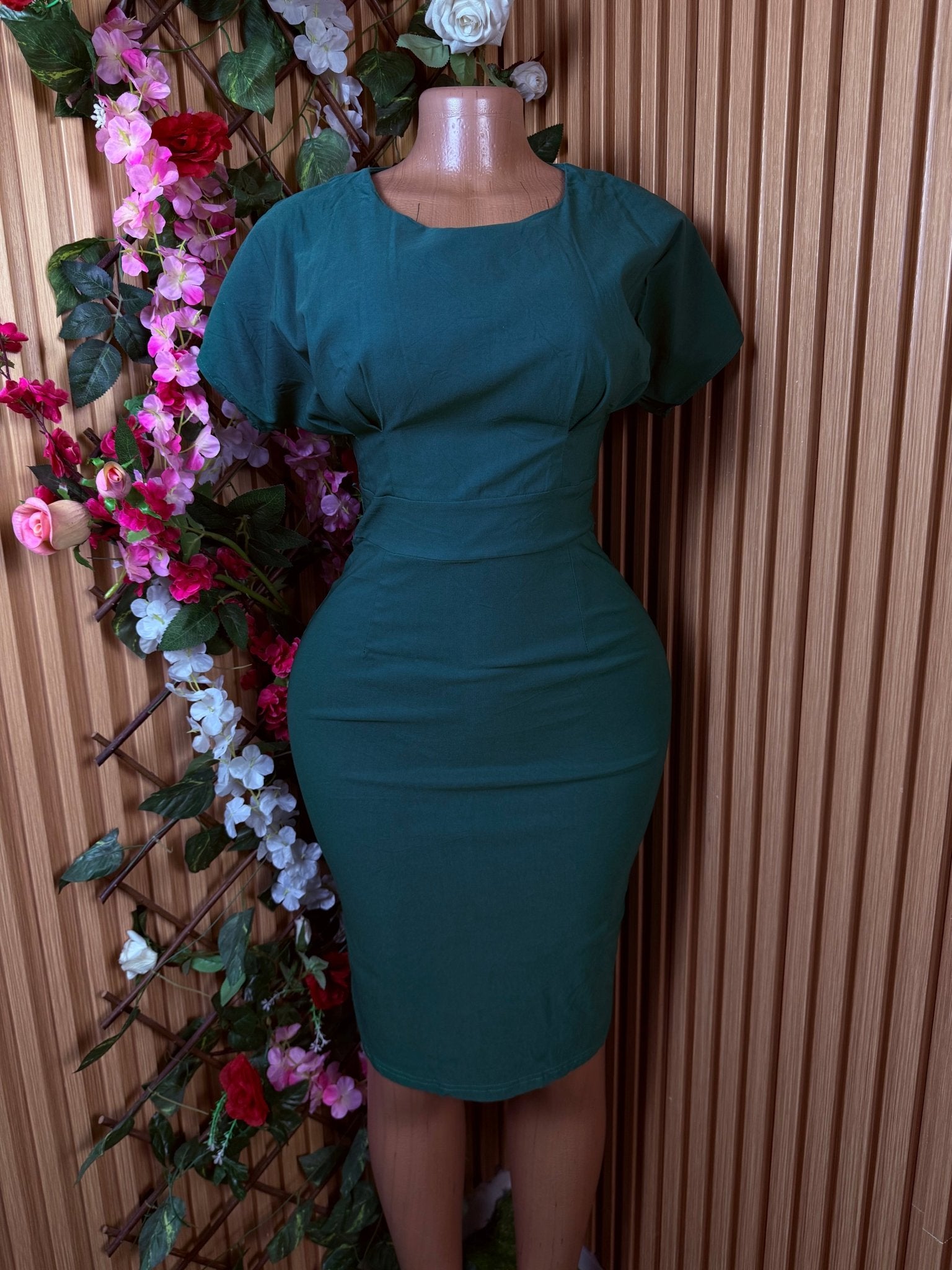 Robe droite manches courtes décollectée - Perluna Store