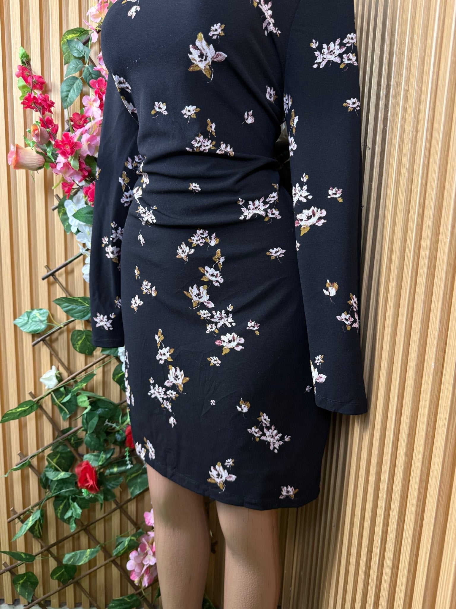 Robe droite manches longues décollectée - Perluna Store