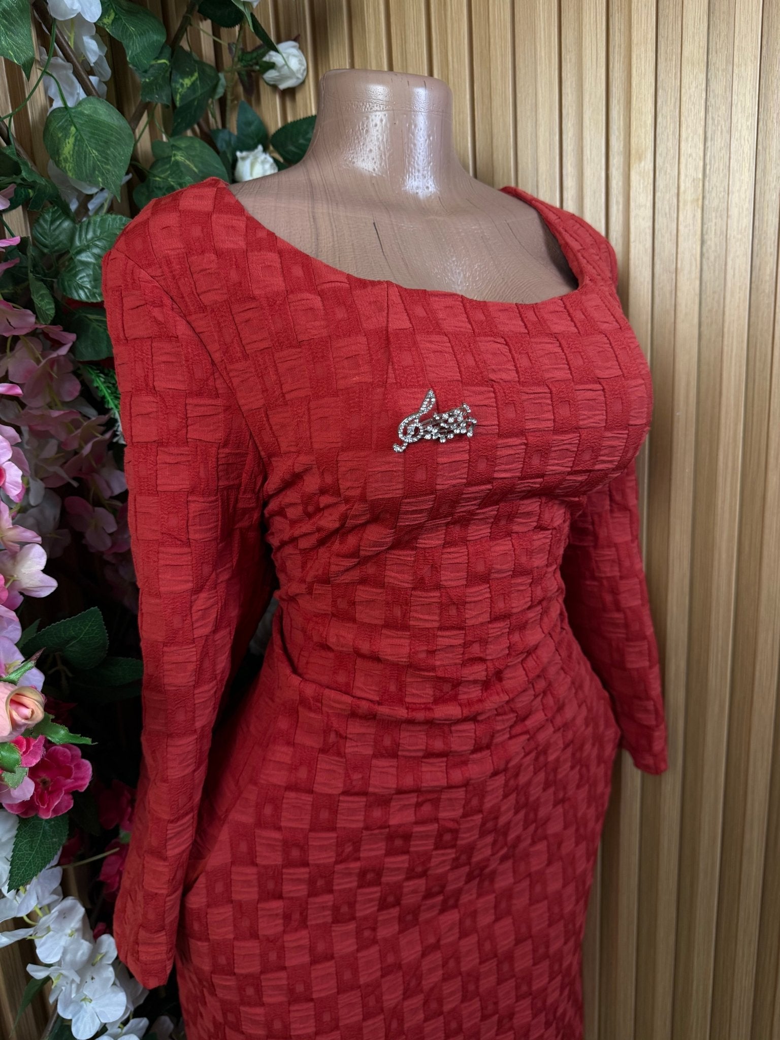 Robe droite manches longues décollectée - Perluna Store