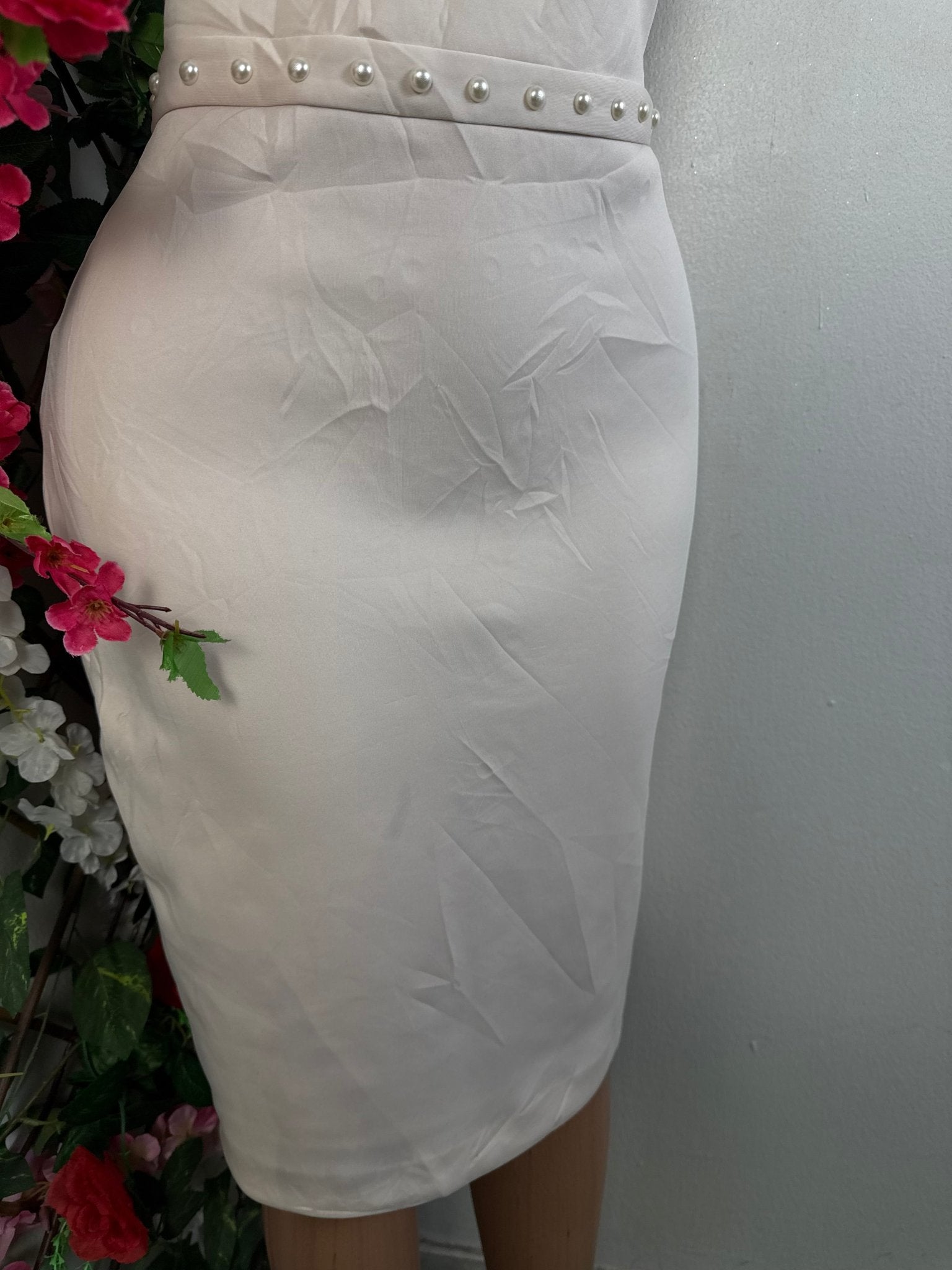 Robe droite mi longue à perle blanc  - Perluna Store - kinshasa