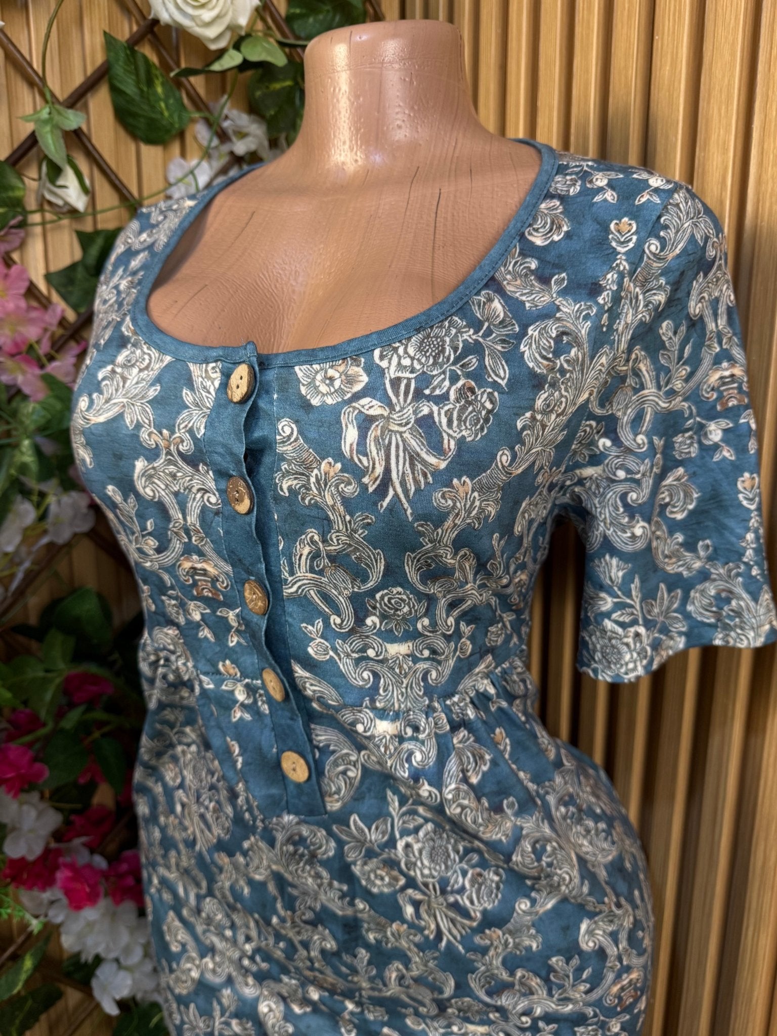 Robe droite mi-longue avec boutons manches courtes - Perluna Store