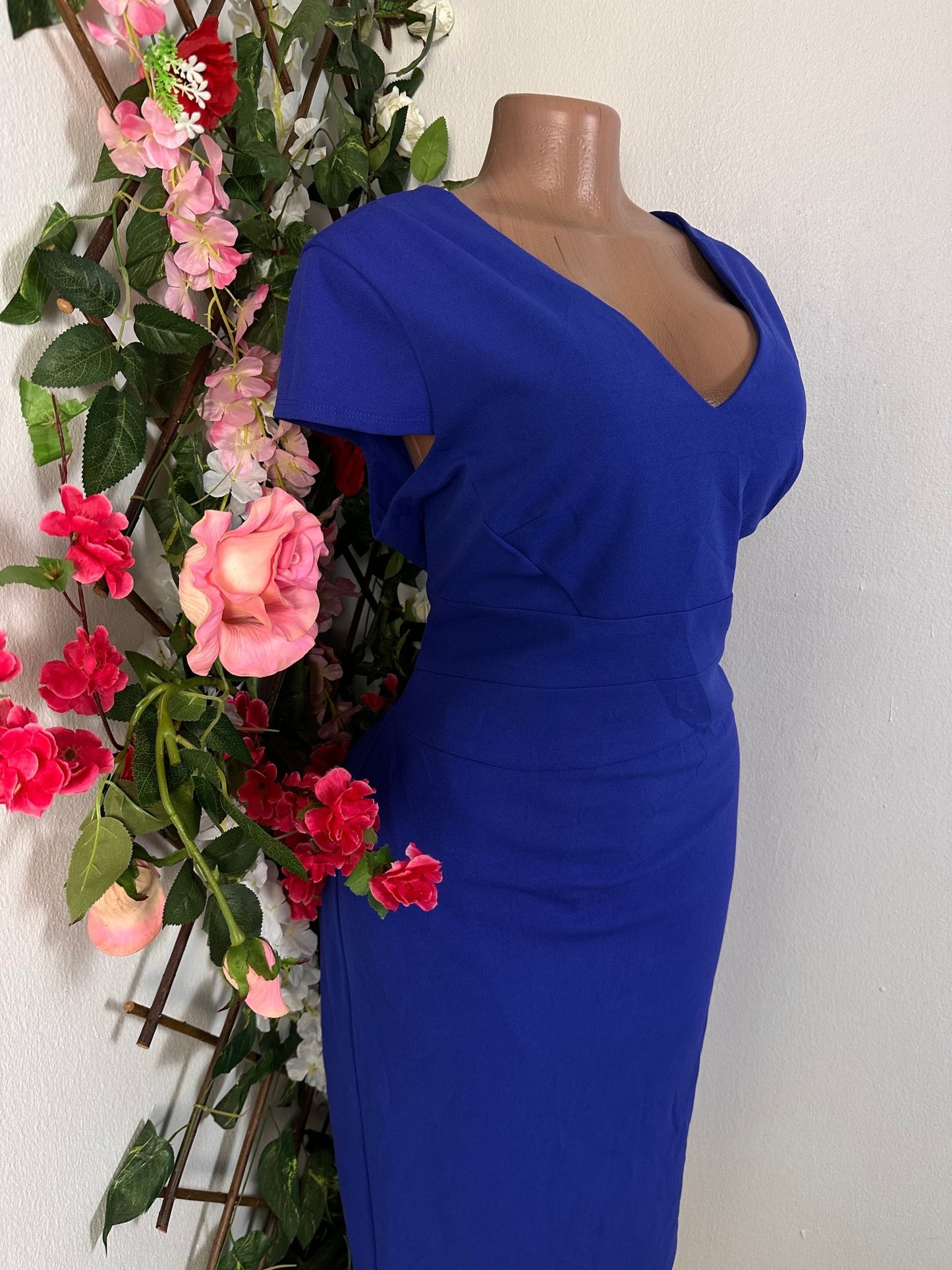 Robe droite mi longue colle en v demi manche - Perluna Store - kinshasa