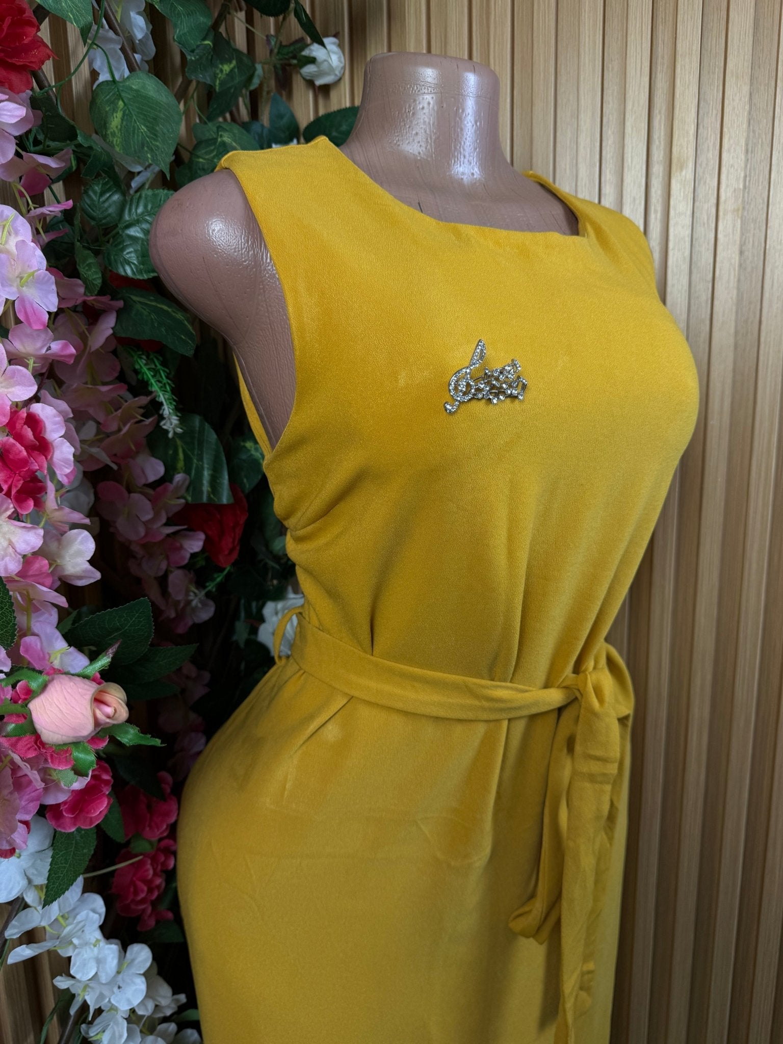 Robe droite mi-longue sans manches décollectée - Perluna Store