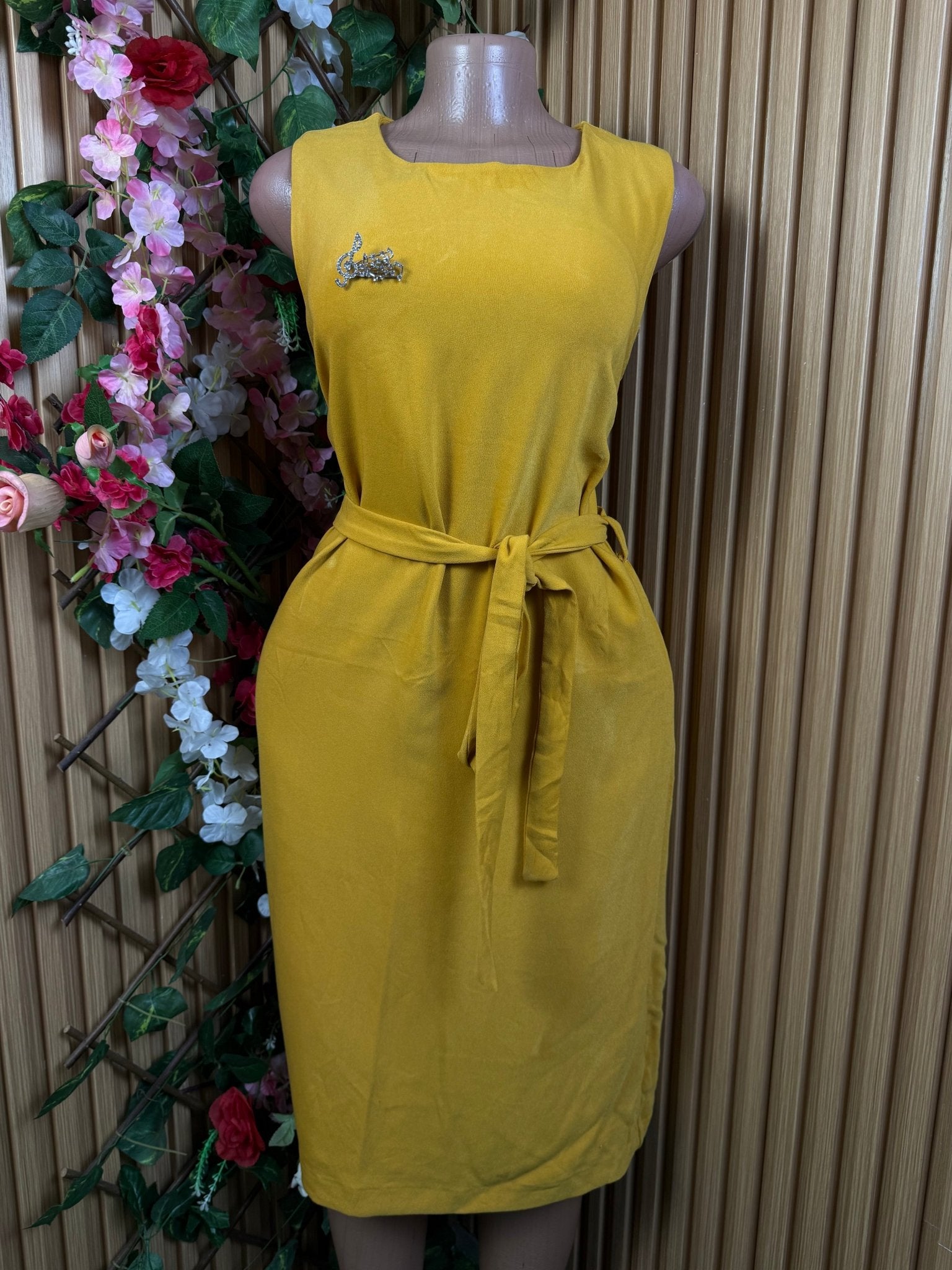 Robe droite mi-longue sans manches décollectée - Perluna Store