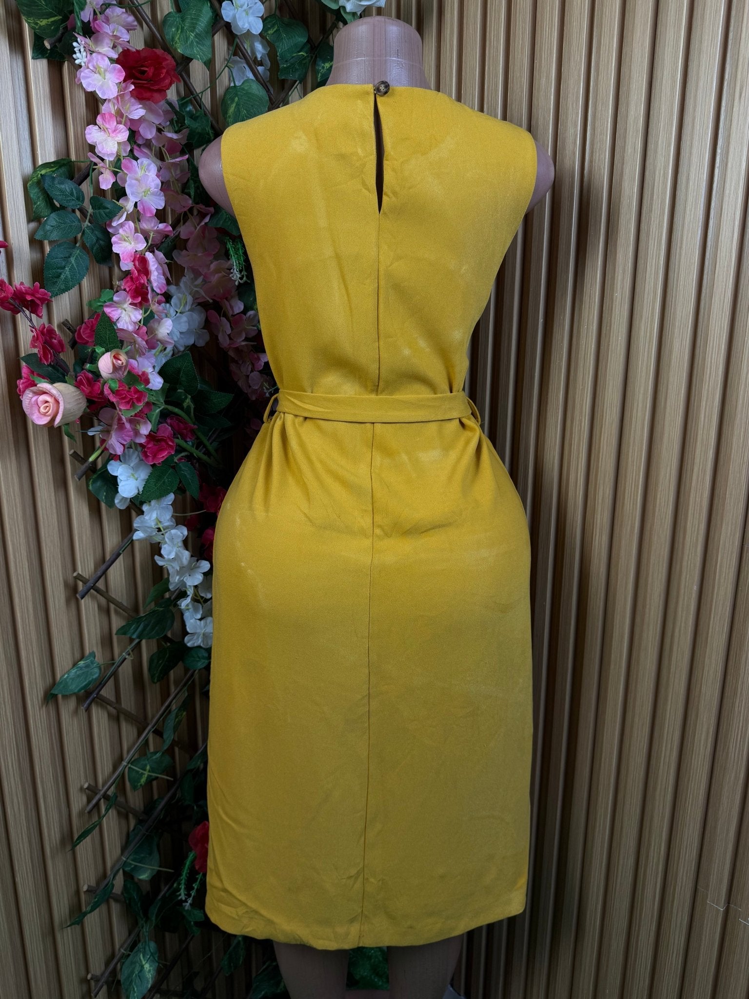 Robe droite mi-longue sans manches décollectée - Perluna Store