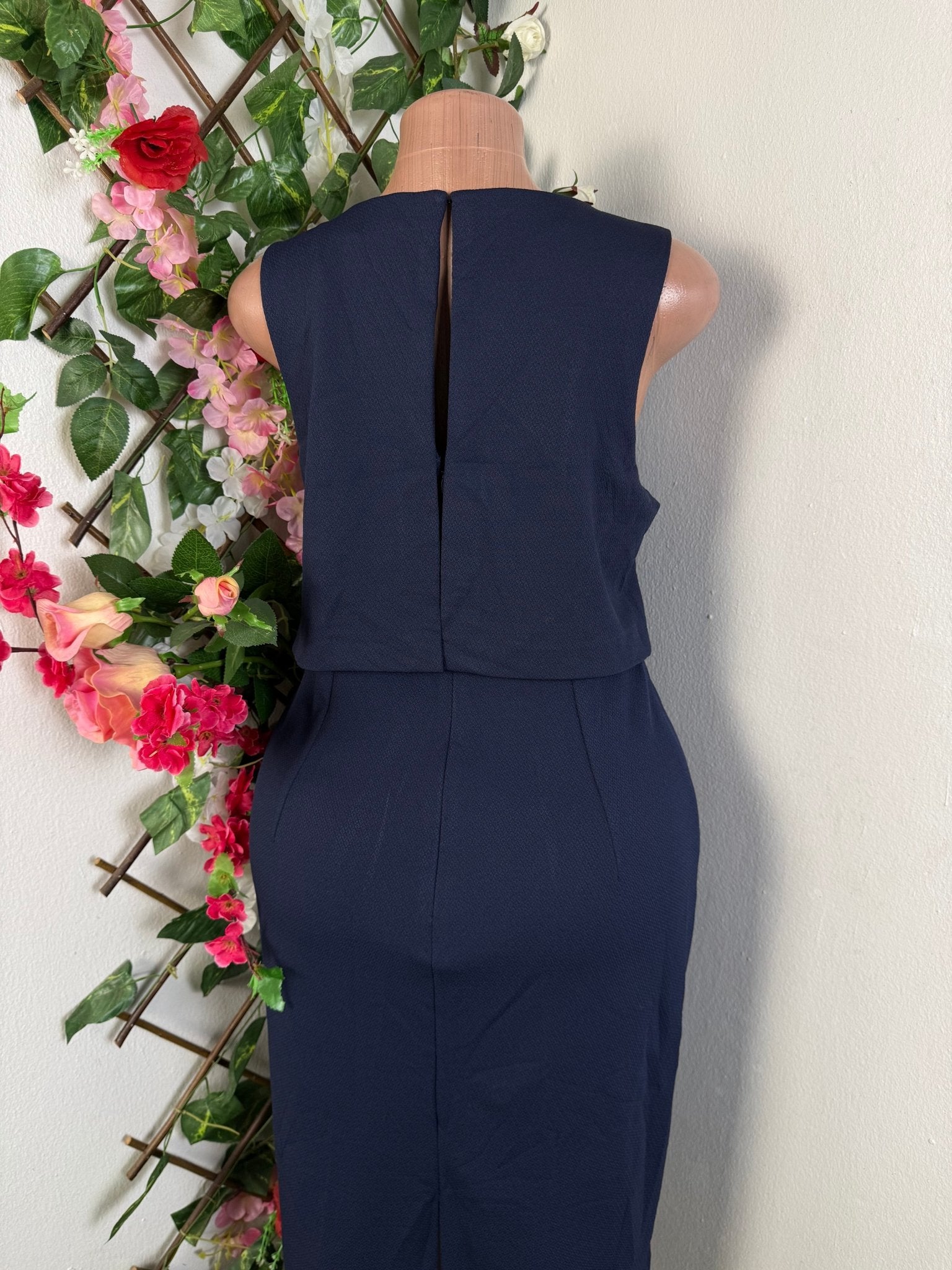 Robe droite mi longue sans manches - Perluna Store - kinshasa