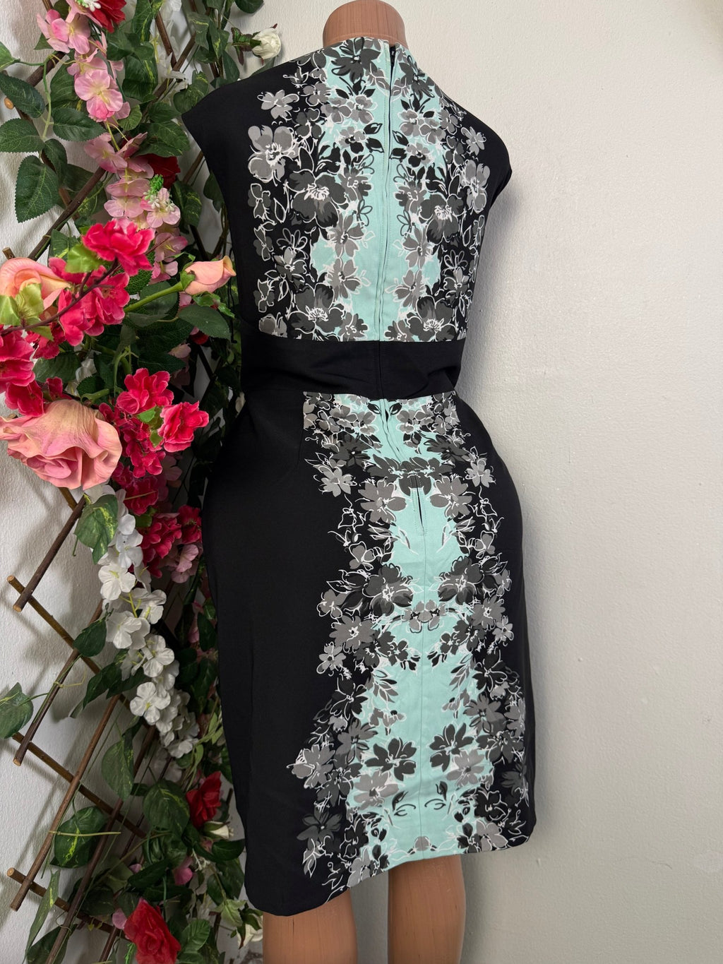 Robe droite sans manches ceintrée - Perluna Store - kinshasa