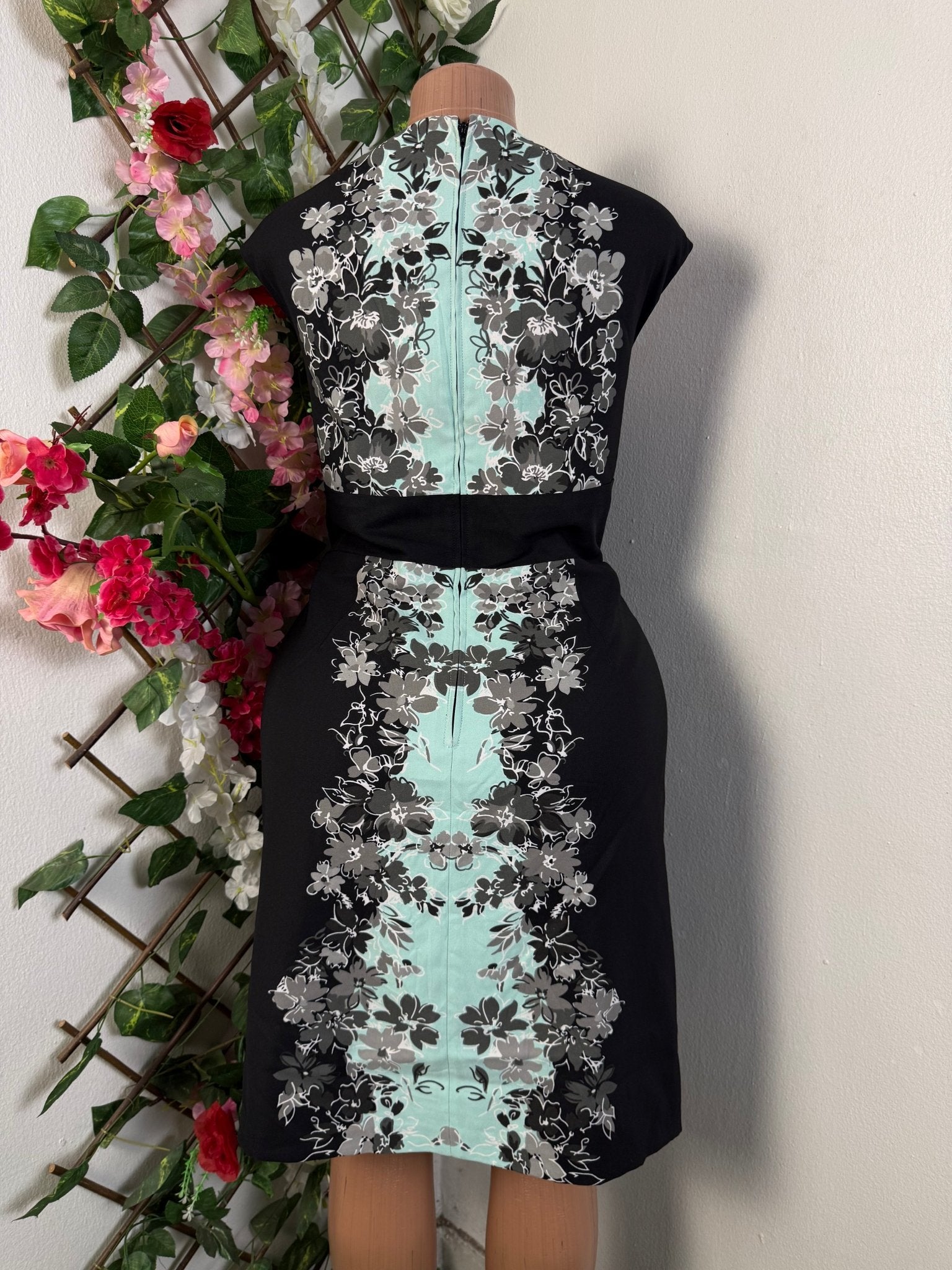 Robe droite sans manches ceintrée - Perluna Store - kinshasa