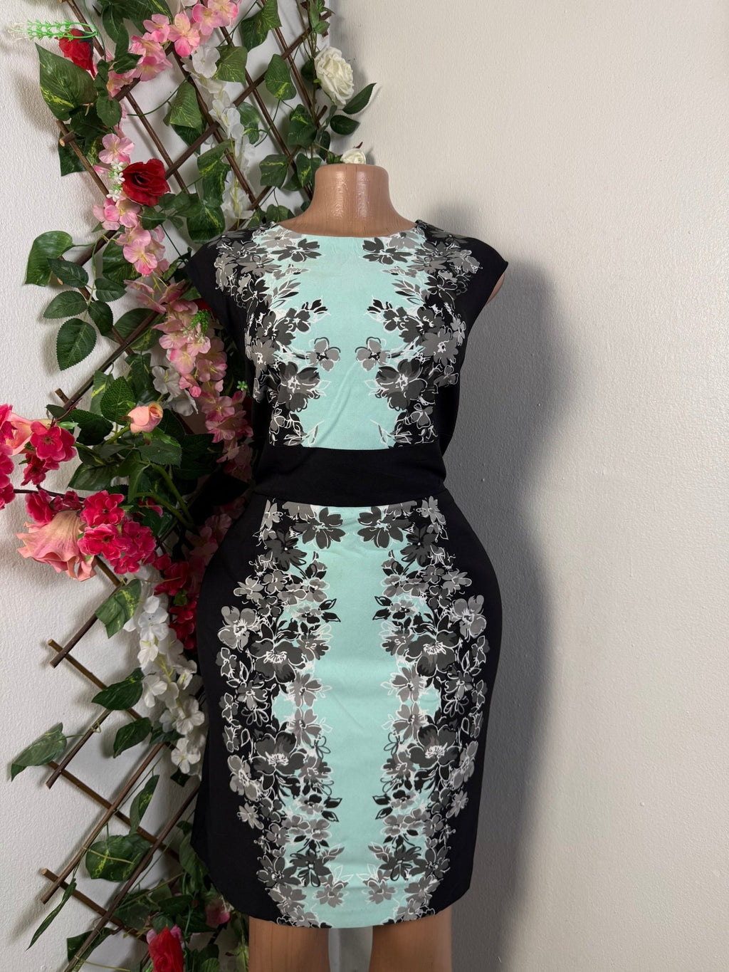 Robe droite sans manches ceintrée - Perluna Store - kinshasa