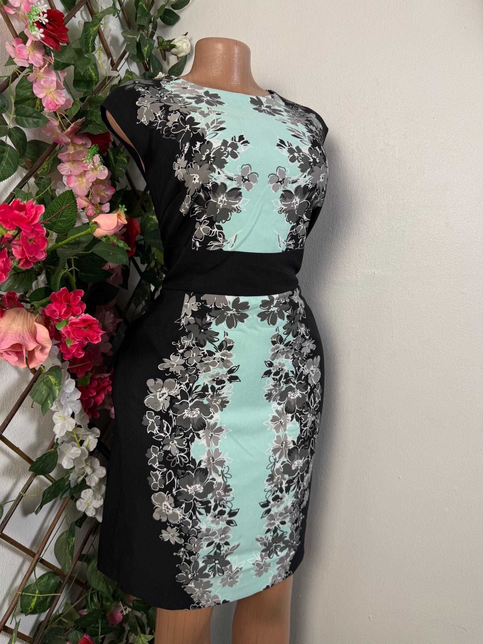 Robe droite sans manches ceintrée - Perluna Store - kinshasa