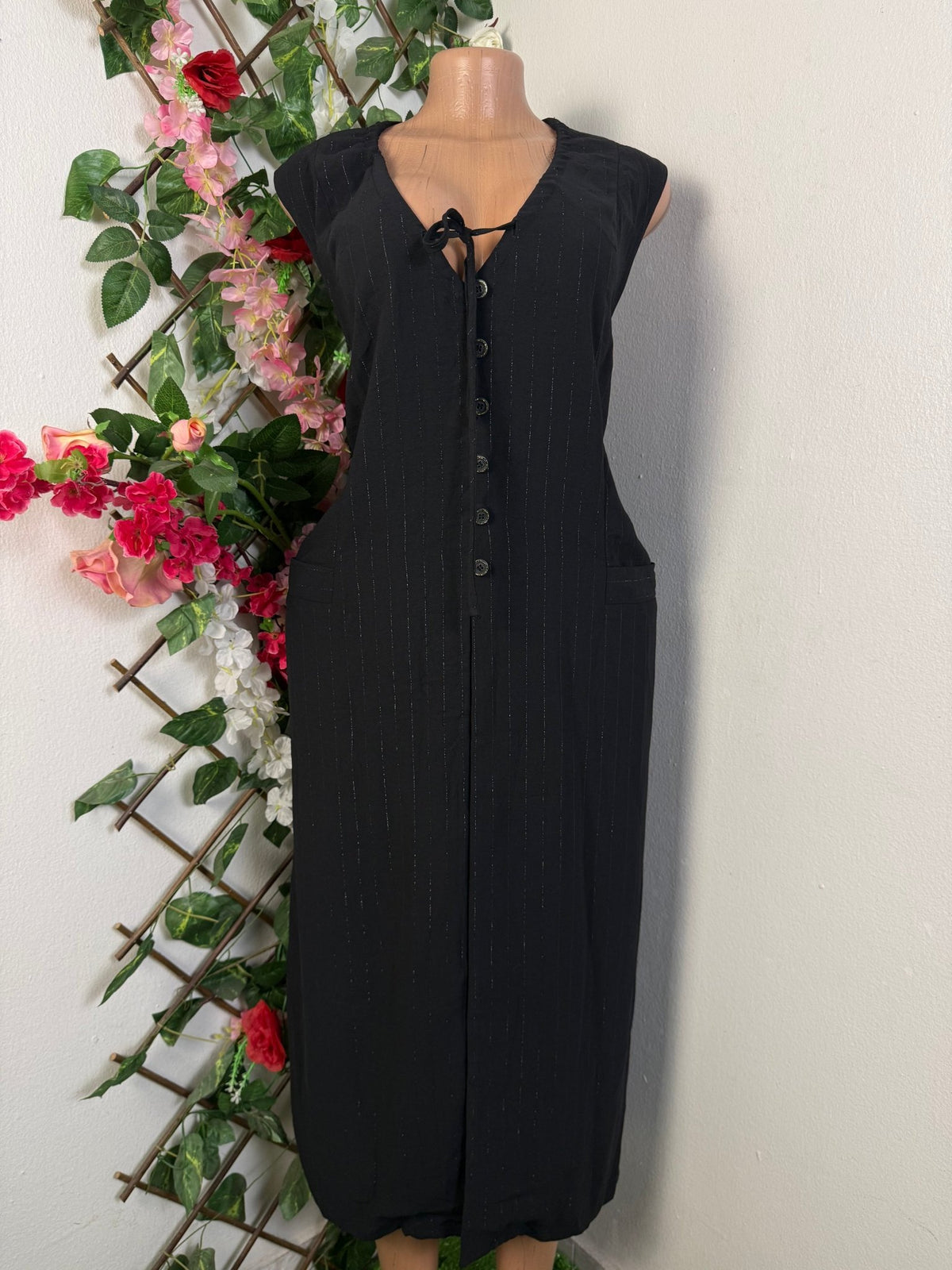 Robe droite sans manches col V - Perluna Store - kinshasa