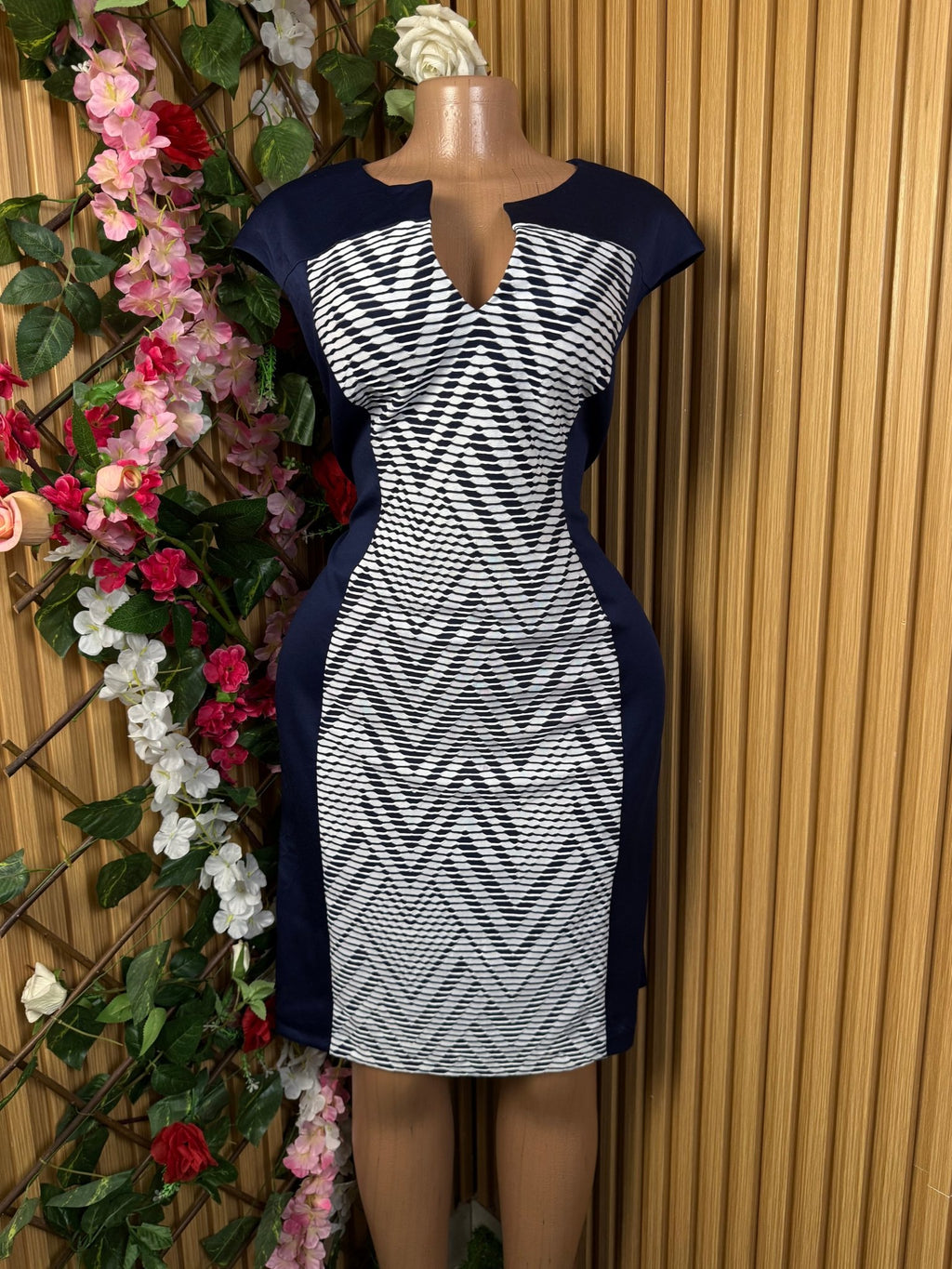 Robe droite sans manches décollectée - Perluna Store