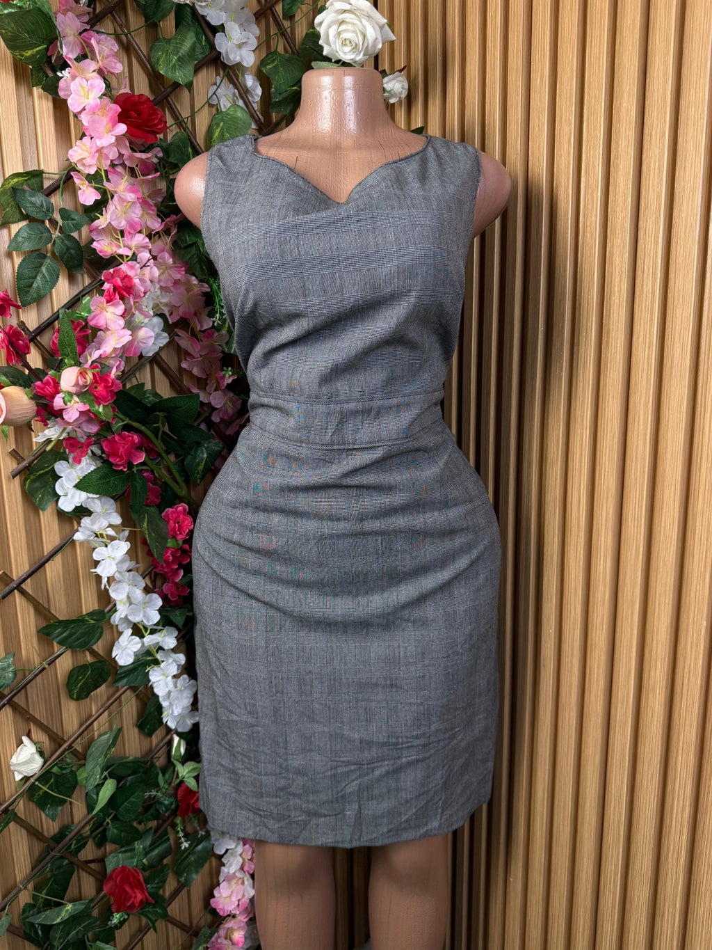 Robe droite sans manches décollectée - Perluna Store