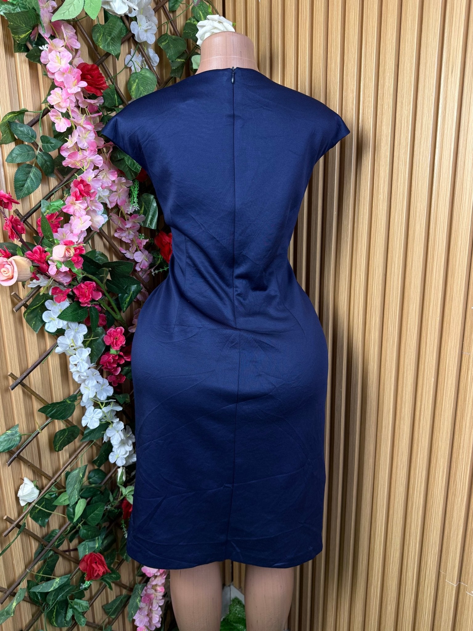 Robe droite sans manches décollectée - Perluna Store