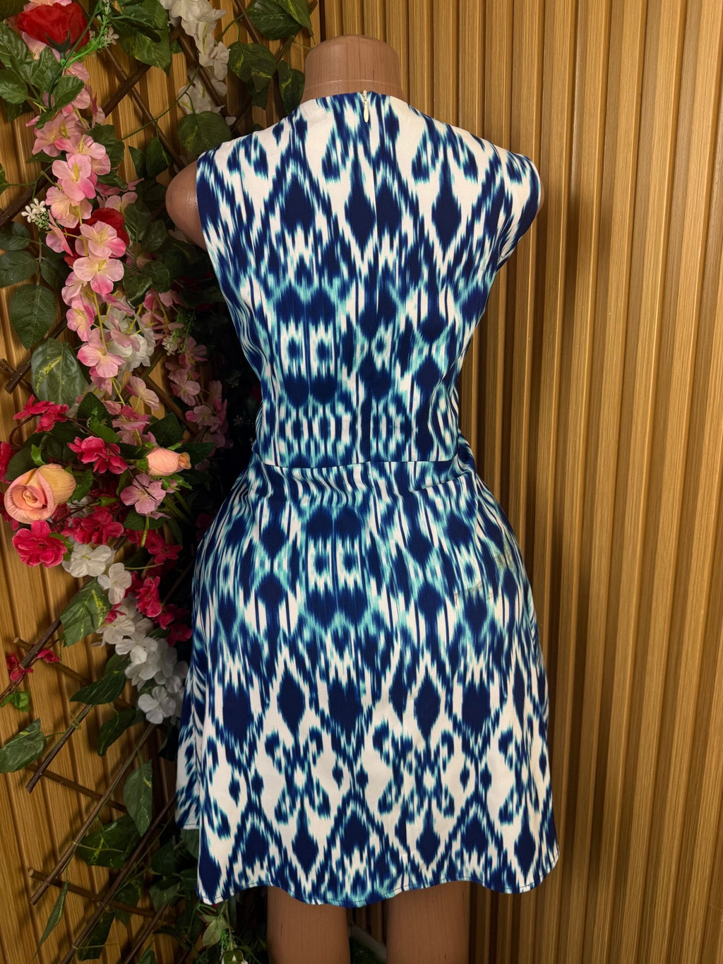 Robe droite sans manches décolletée - Perluna Store