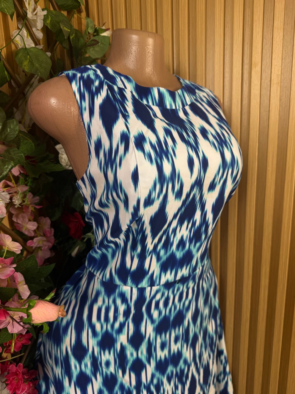 Robe droite sans manches décolletée - Perluna Store
