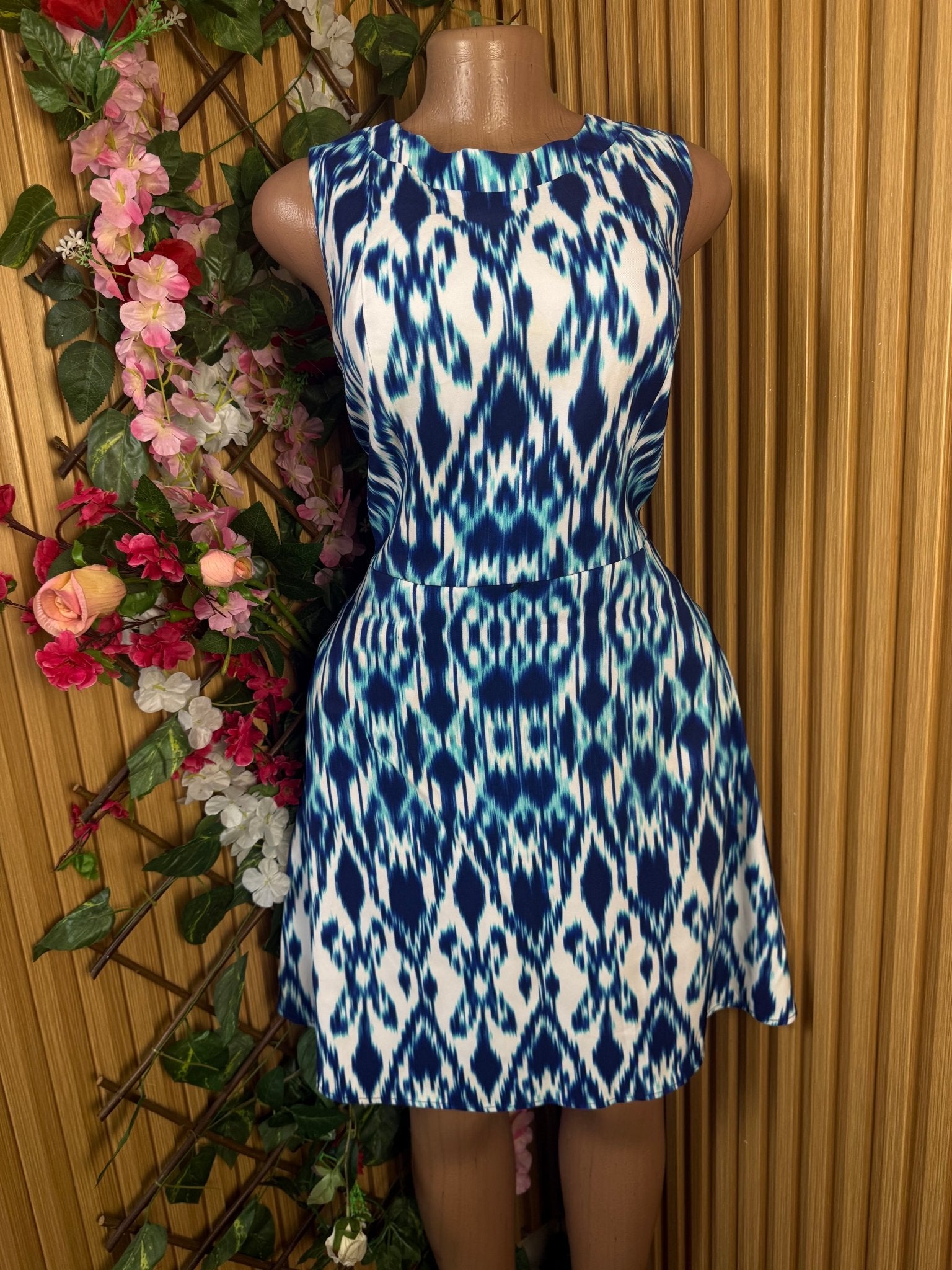 Robe droite sans manches décolletée - Perluna Store