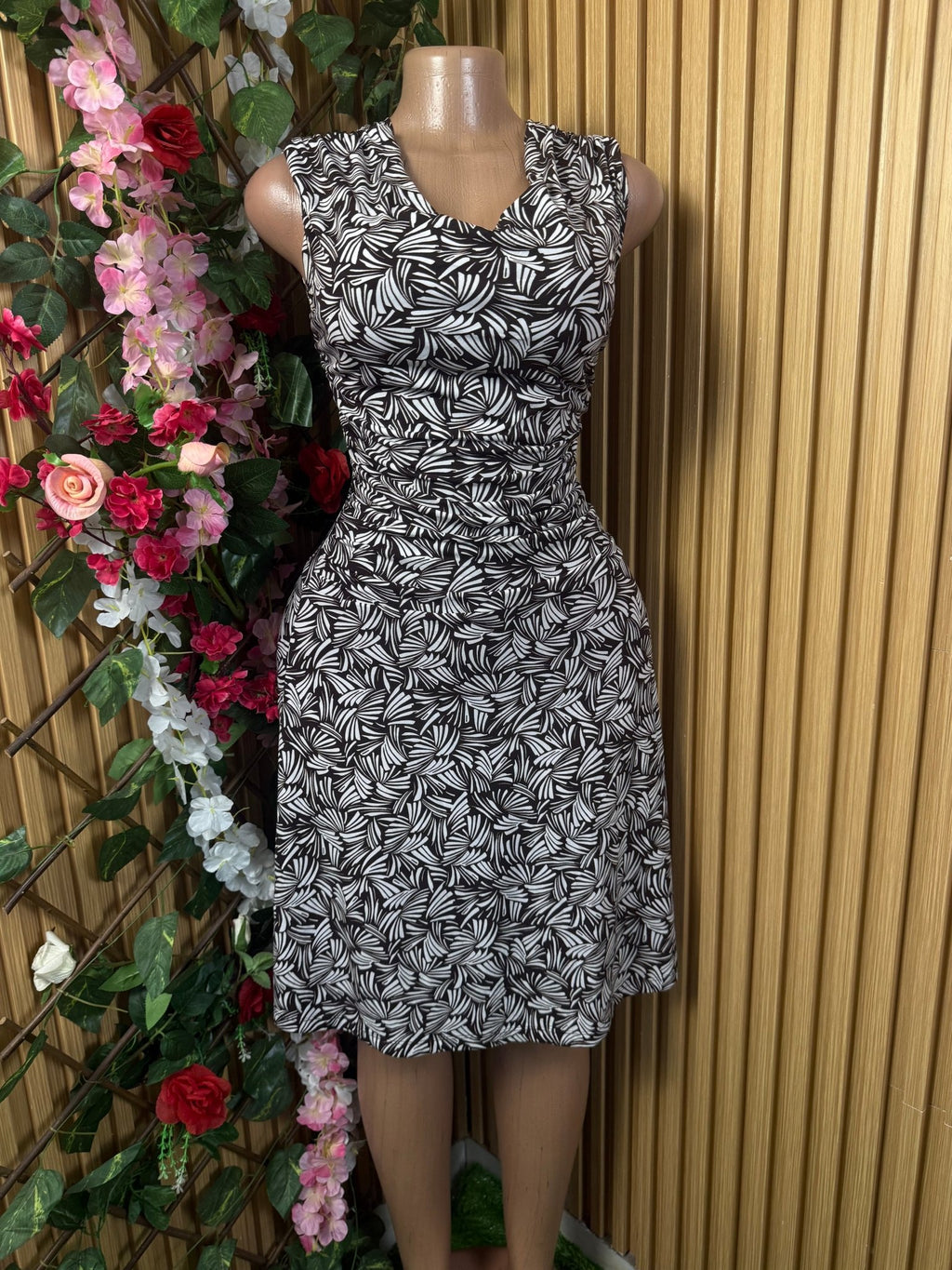Robe droite sans manches décolletée - Perluna Store