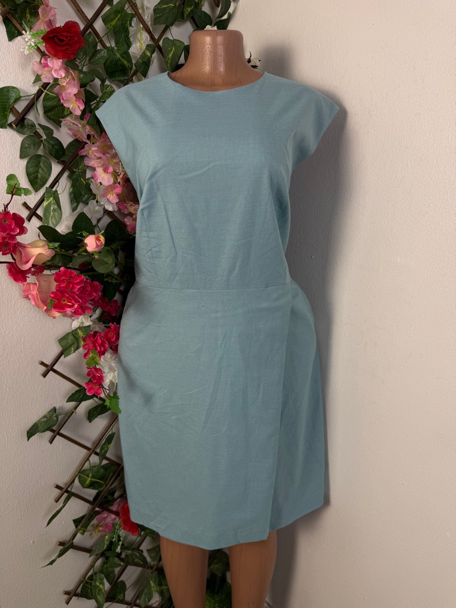 Robe droite sans manches  - Perluna Store - kinshasa