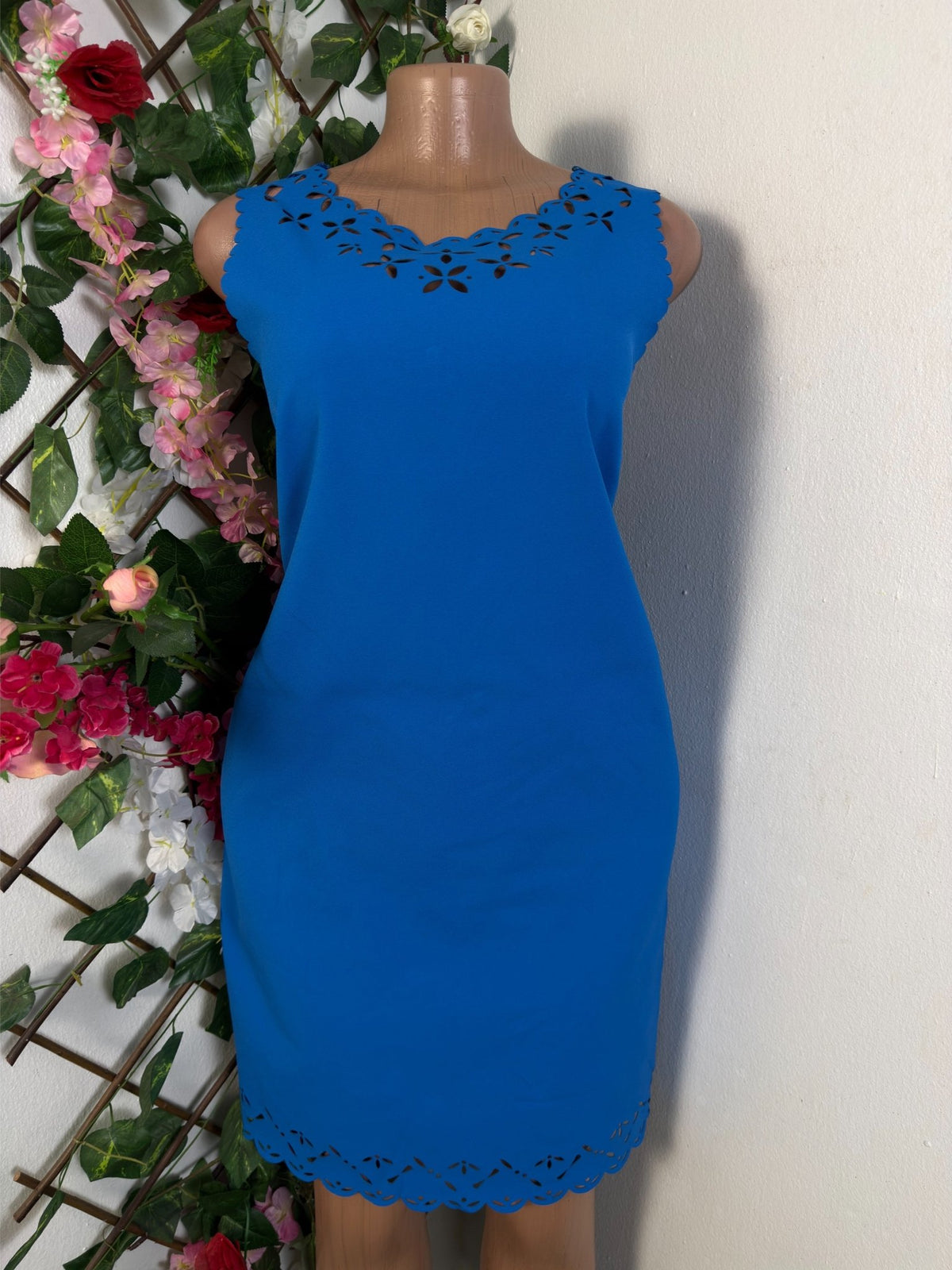 Robe élégante droite sans anches décollectée - Perluna Store - kinshasa