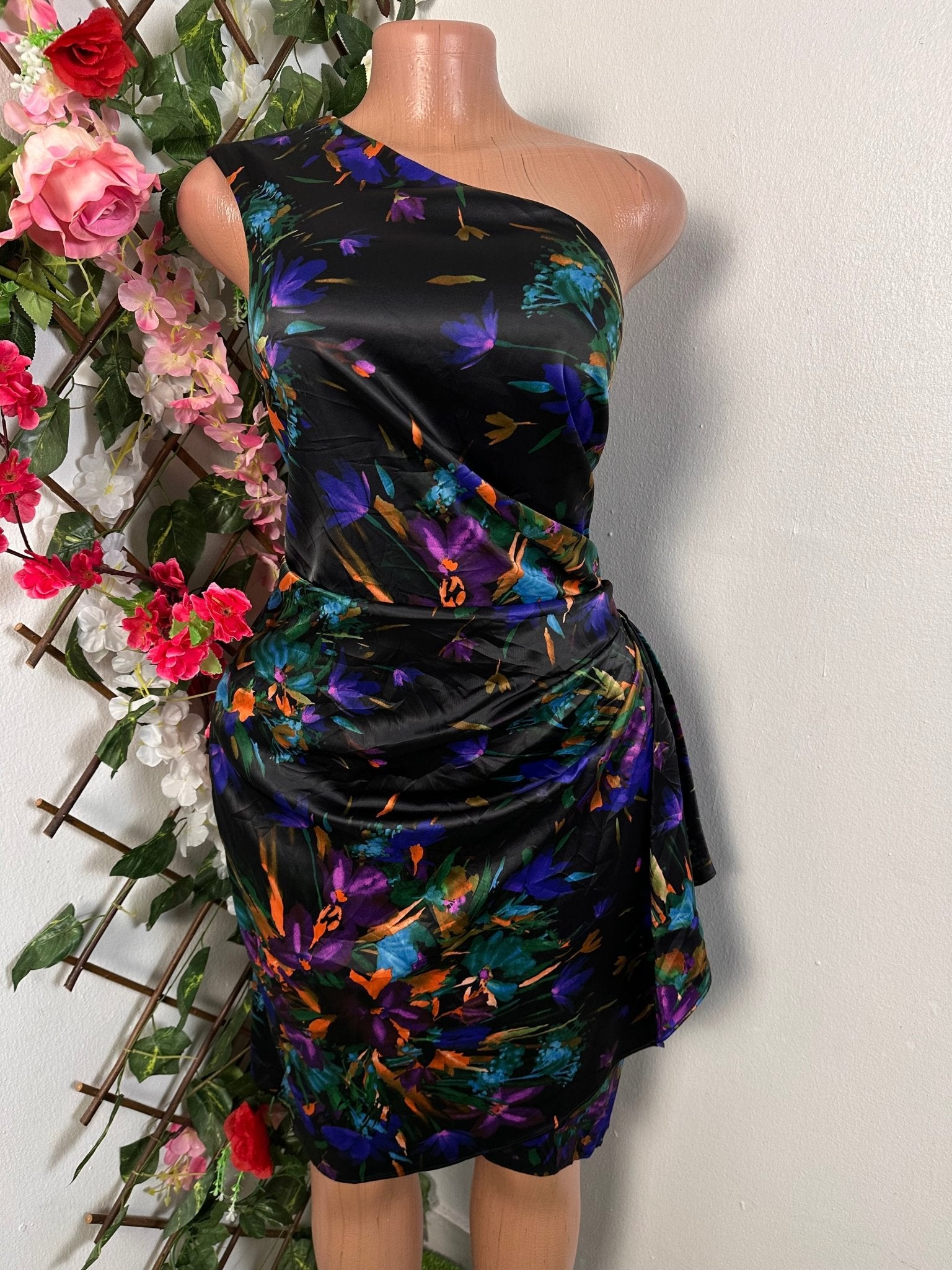 Robe élégante en satin avec décolleté à une épaule et drapé à la taille - Perluna Store - kinshasa