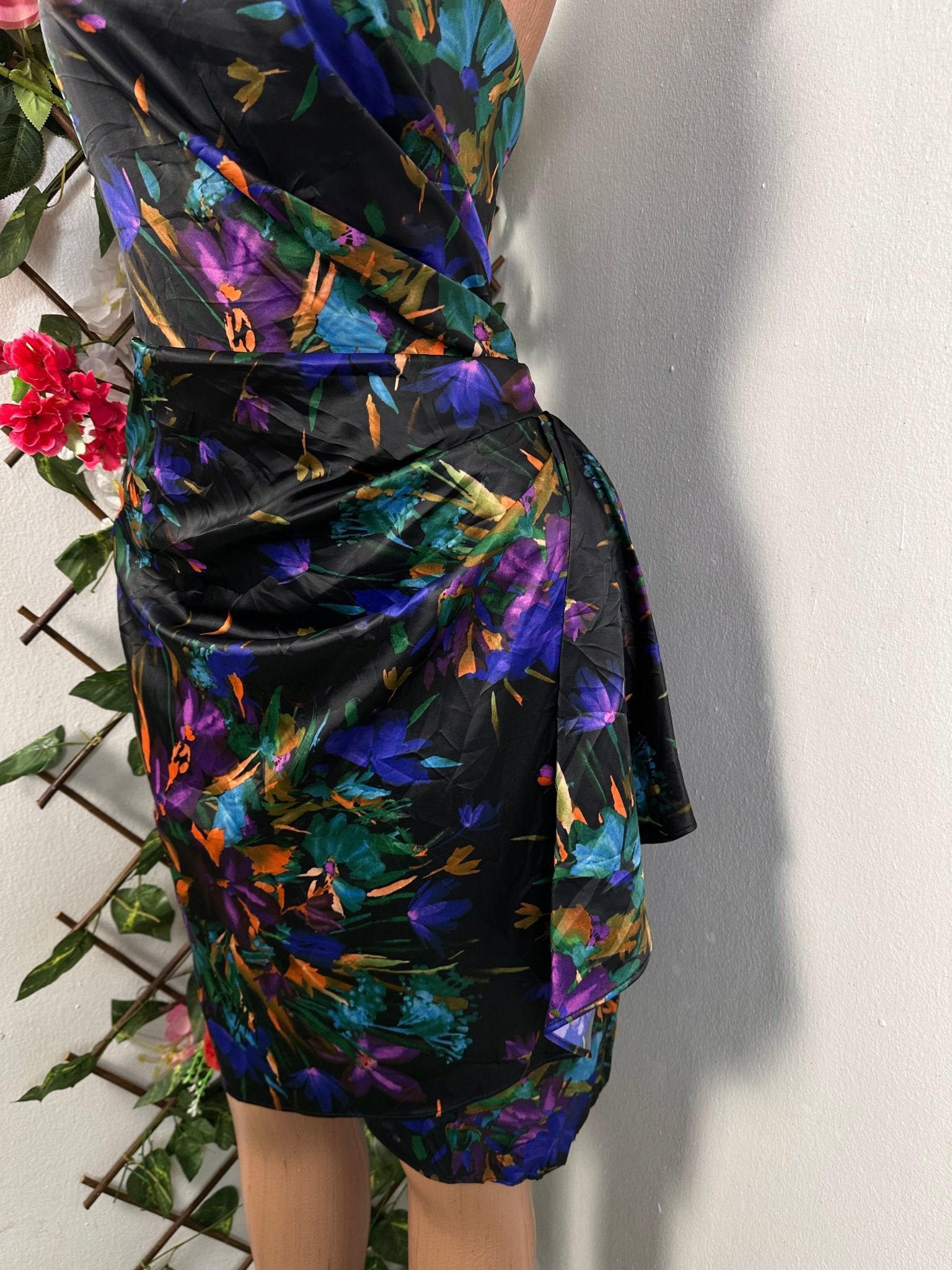Robe élégante en satin avec décolleté à une épaule et drapé à la taille - Perluna Store - kinshasa