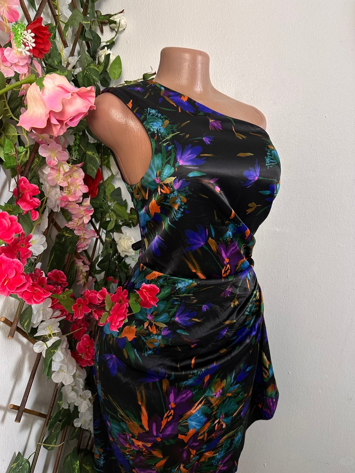Robe élégante en satin avec décolleté à une épaule et drapé à la taille - Perluna Store - kinshasa