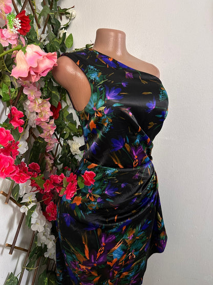Robe élégante en satin avec décolleté à une épaule et drapé à la taille - Perluna Store - kinshasa