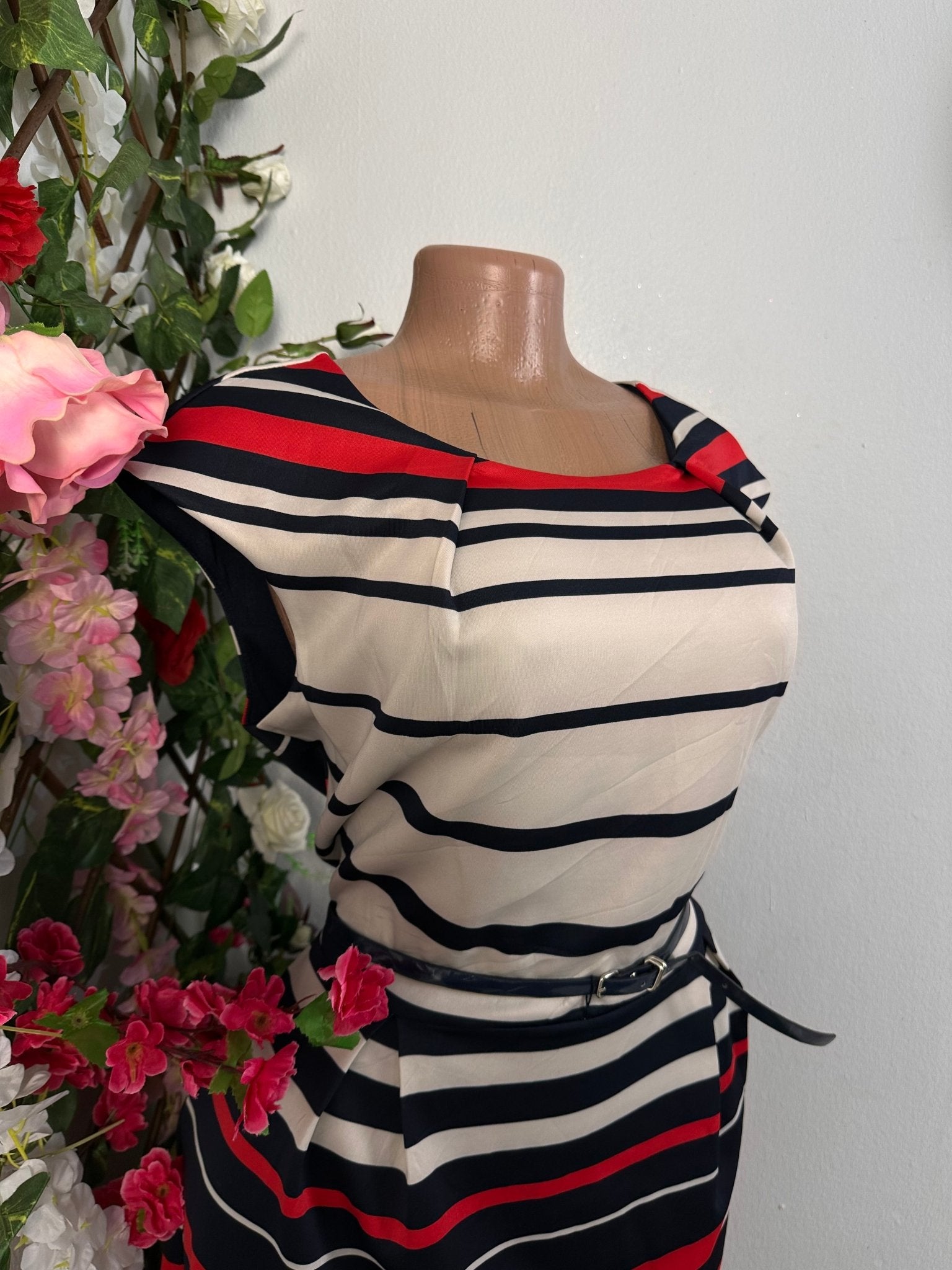 Robe élégante évasée avec de plie et railleur multicolore colle rond sans manche - Perluna Store - kinshasa