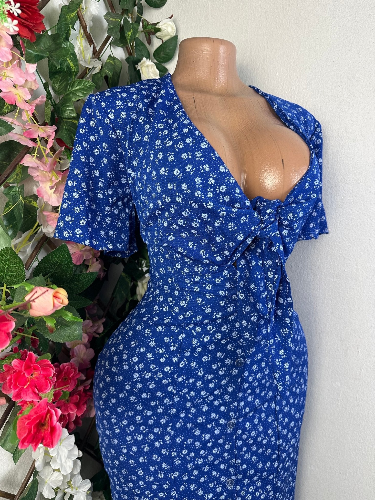 Robe élegante manches courtes décollectée - Perluna Store - kinshasa