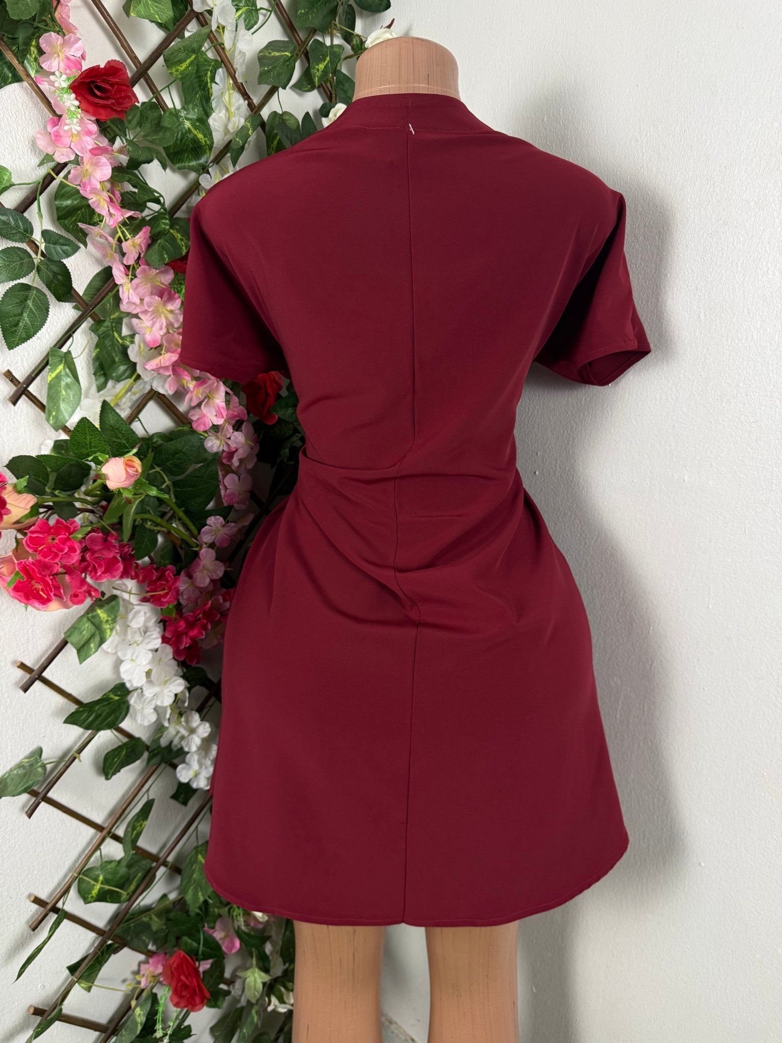 Robe élégante manches courtes décollectée - Perluna Store
