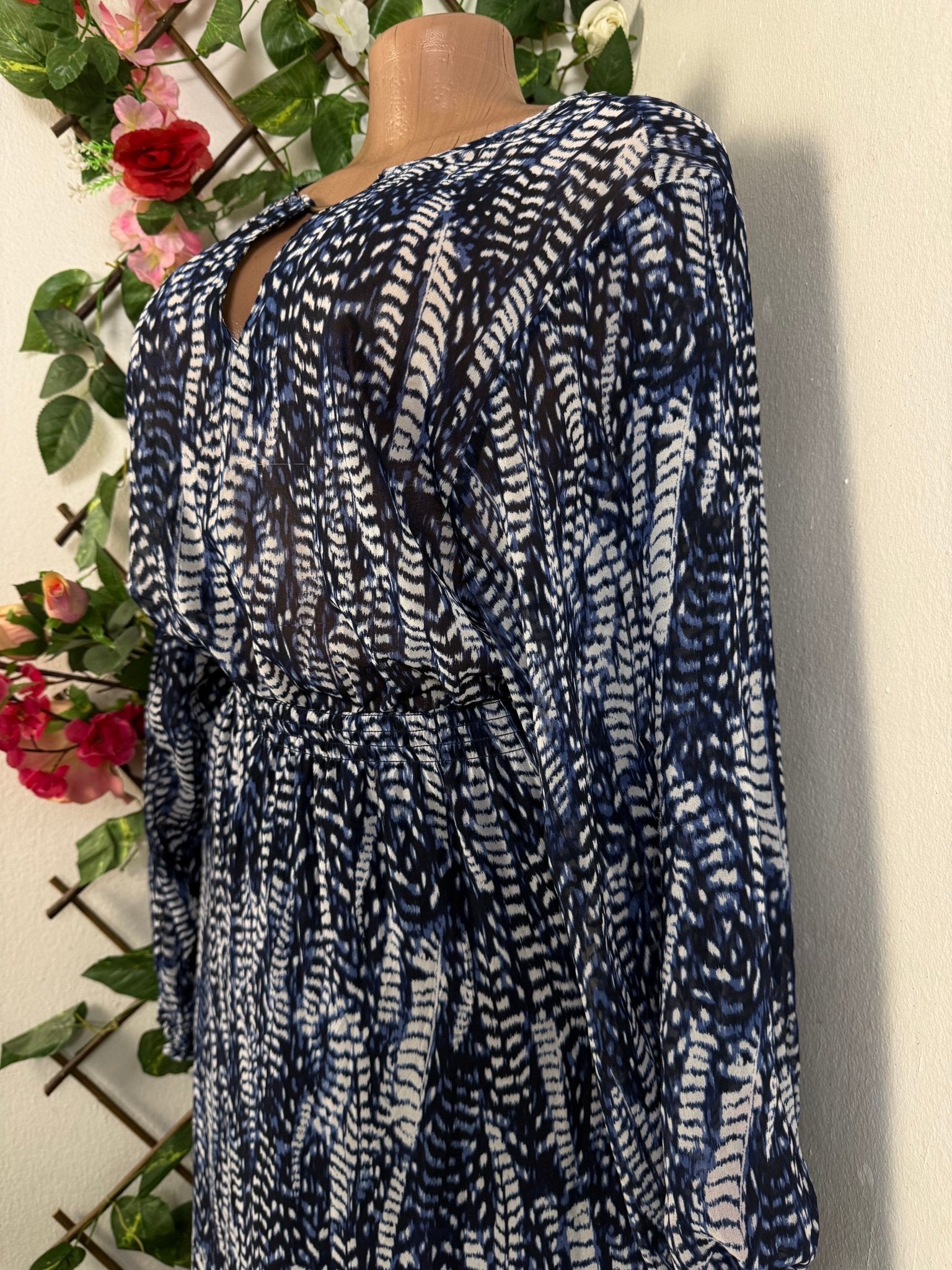 Robe élégante manches longue cintrée - Perluna Store - kinshasa