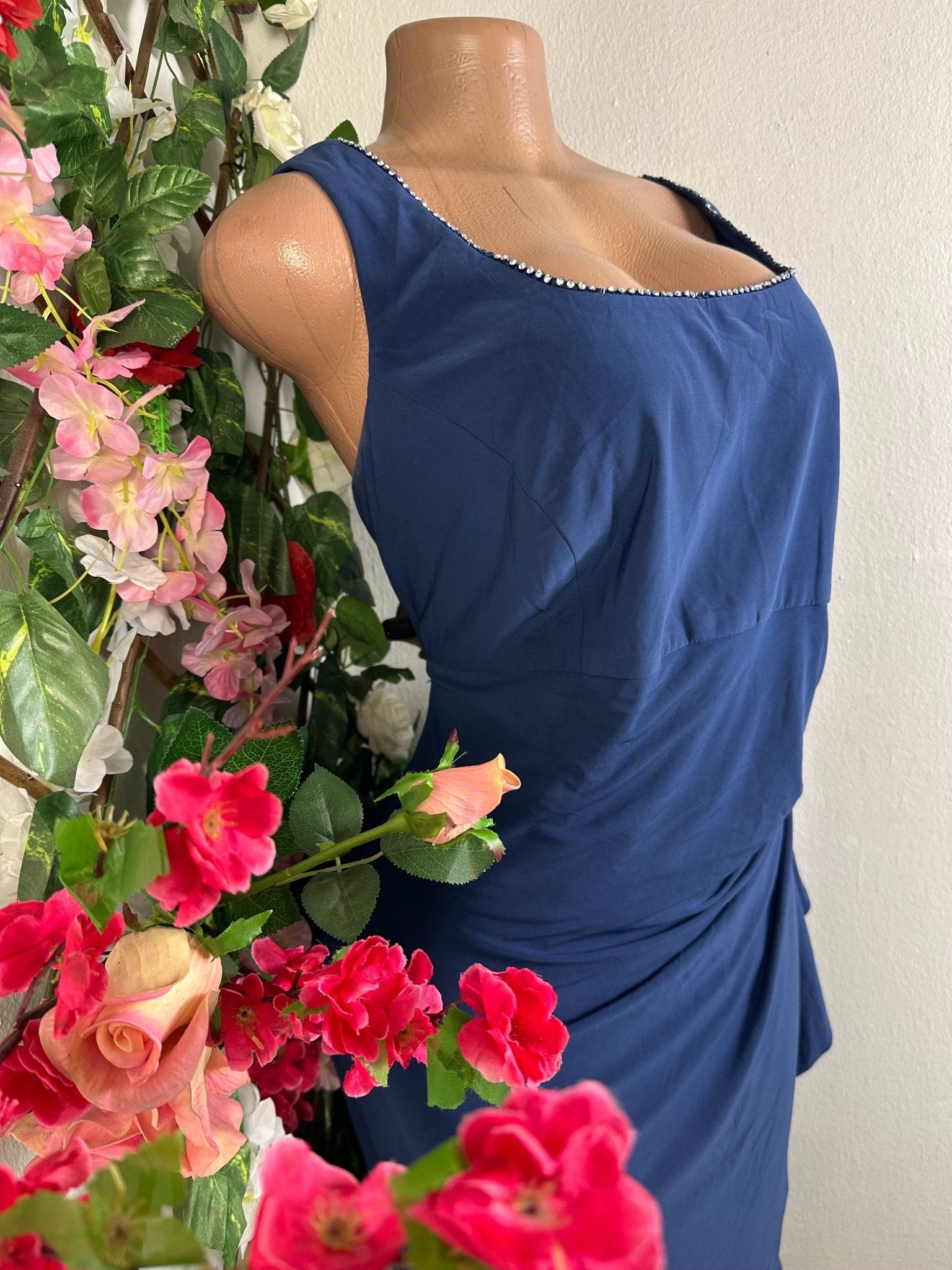 Robe élégante sans manches colle carré drapée - Perluna Store - kinshasa