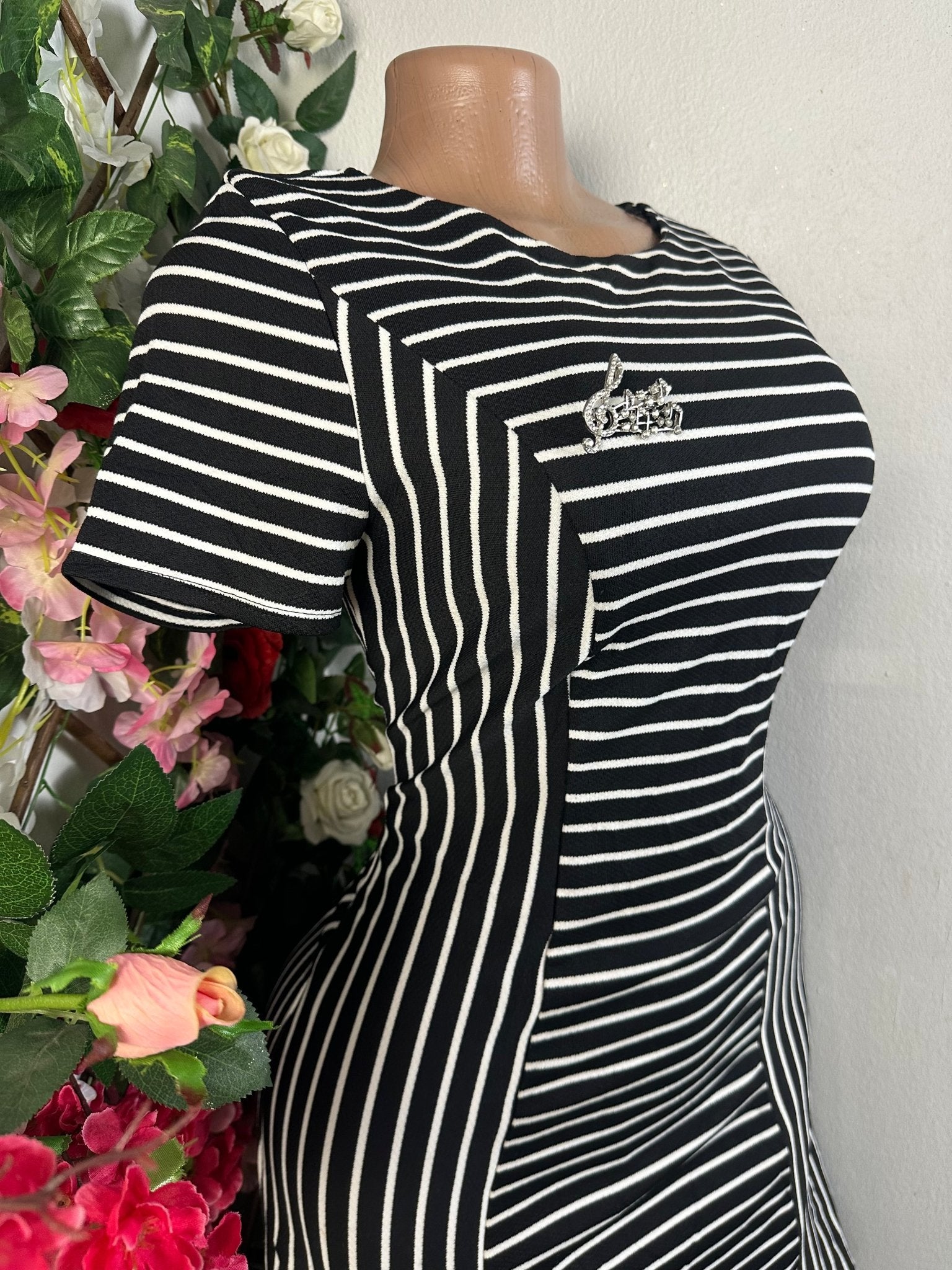 Robe élengante droite manches courtes - Perluna Store - kinshasa