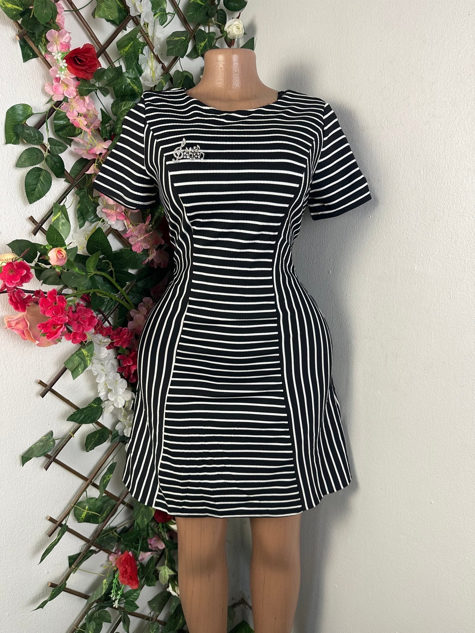 Robe élengante droite manches courtes - Perluna Store - kinshasa